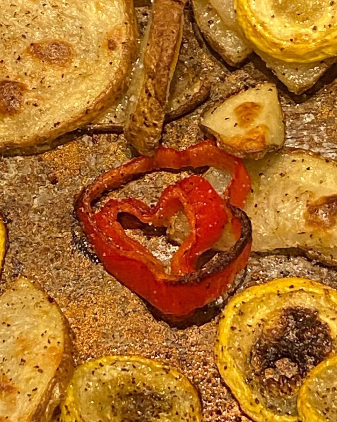 A heart-shaped pepper. 😍 It's the little things that can speak so much and remind us that God is in the details of our lives. He sees the big picture and is working all things for good, as we trust in Him! ❤️ #littlereminders #neverloseheart