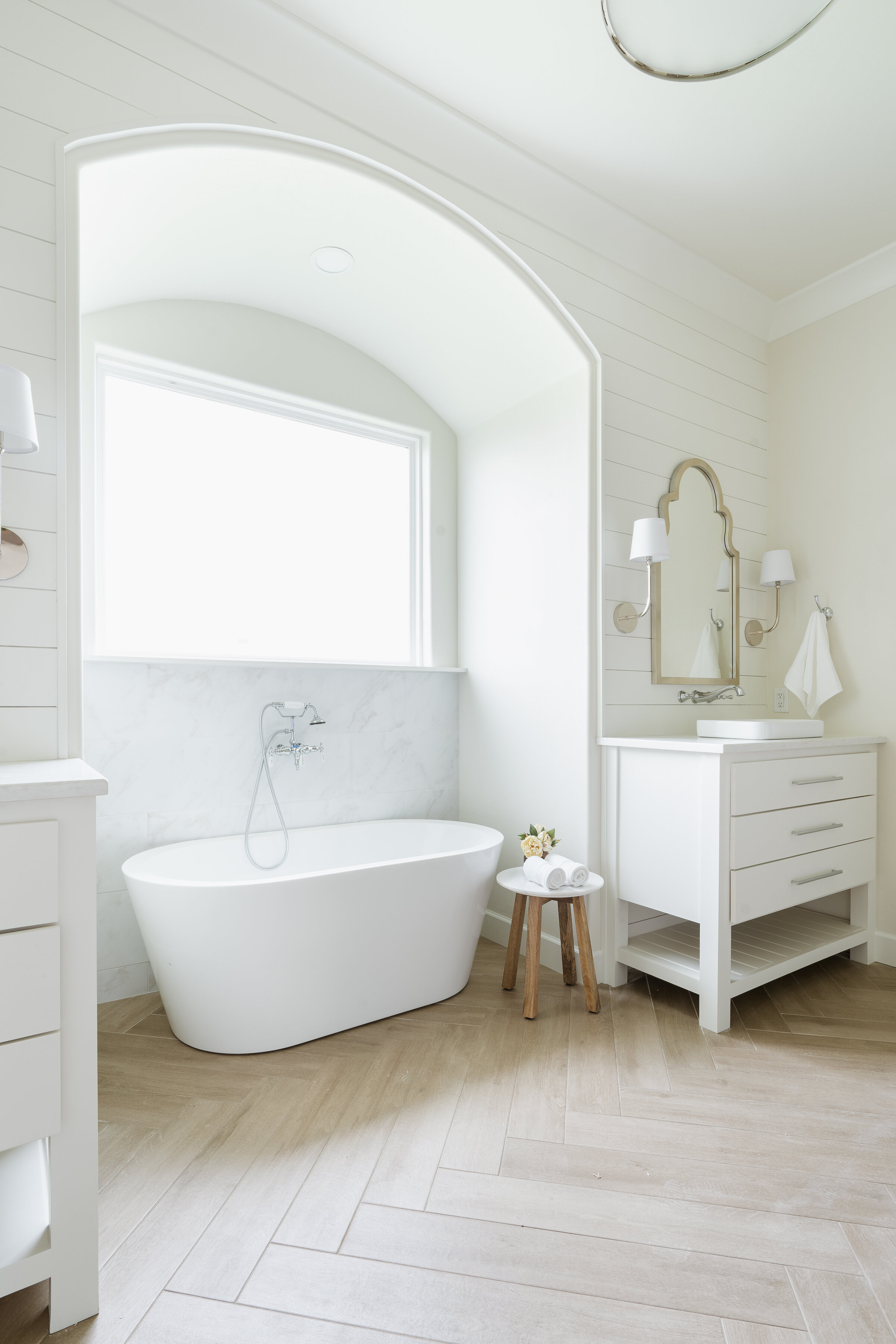 White freestanding bathtub 