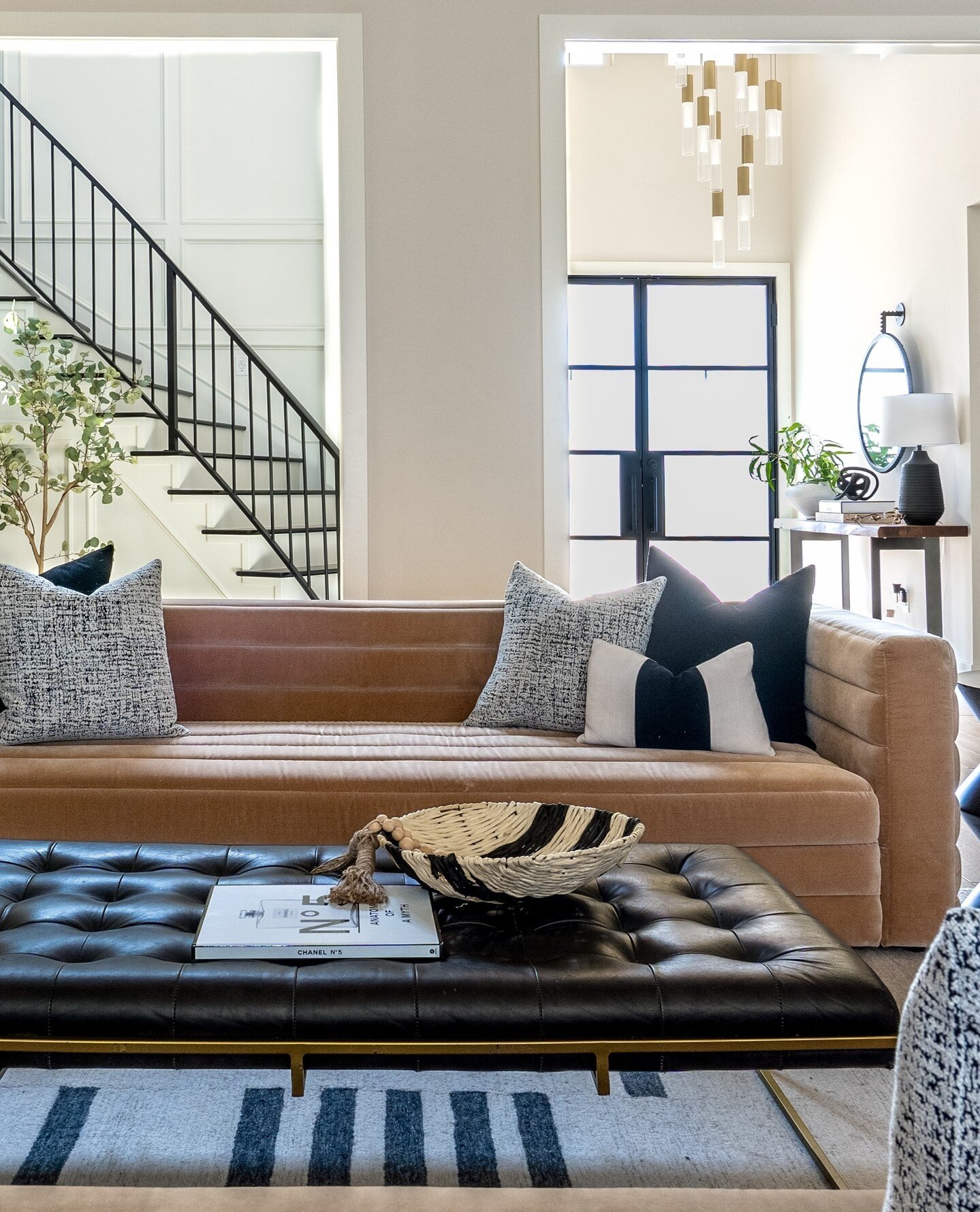 We love a room with a view. 🖤⁠
⁠
Designer: @micahabbanantoandco⁠
Design Firm: @micahabbanantoandco⁠
Build: @boulevardconstructionco⁠
Stylist: @laurenhortondesigns⁠
📸: @ktminteriors⁠
⁠
⁠
#timelesswithanedge #micahandco