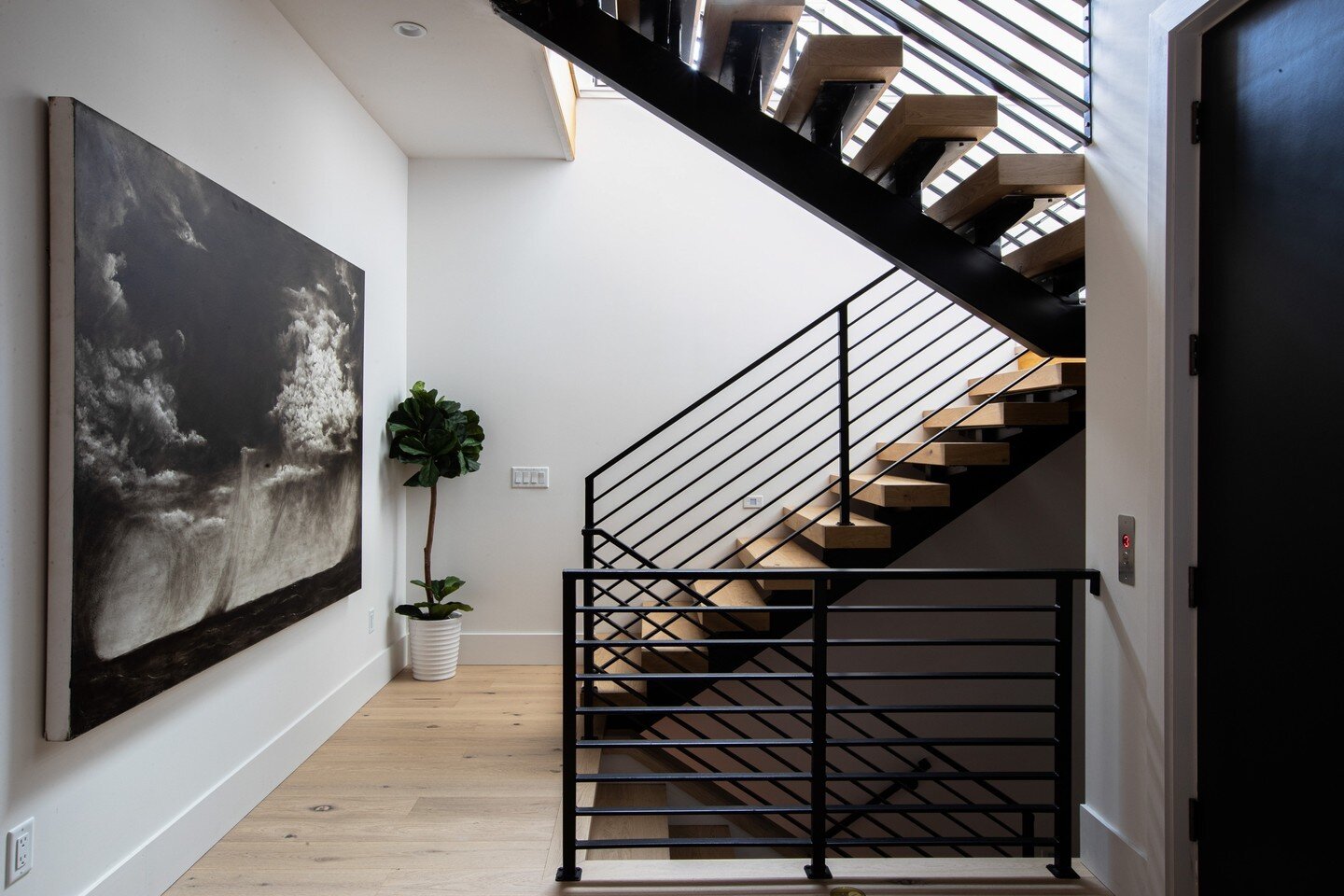 Staircases bring so much visual drama to a space! This one from The Mountain Midmod project was the perfect balance of functionality and beauty 🖤

Designer: @micahabbanantoandco
Design Firm: @micahabbanantoandco
📸: @silverthornephotography

#timele