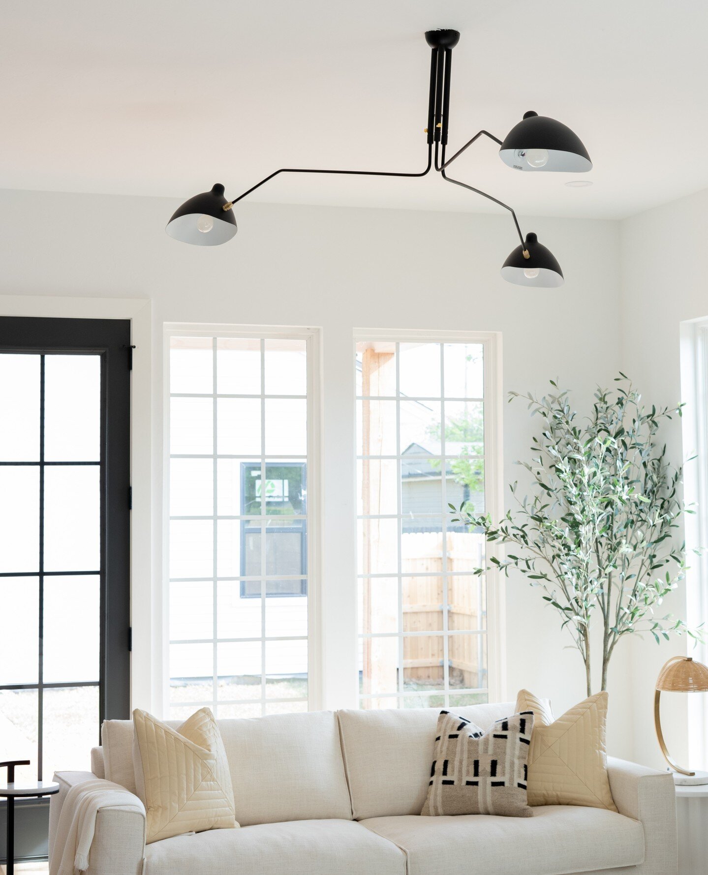 A good light can completely change the look and mood of a room! We love how much personality this black chandelier brought into the space.⁠
⁠
Designers: @flipokc @micahabbanantoandco @ryleeflowersdesigns⁠
Design Firm: @micahabbanantoandco⁠
Build: @fl