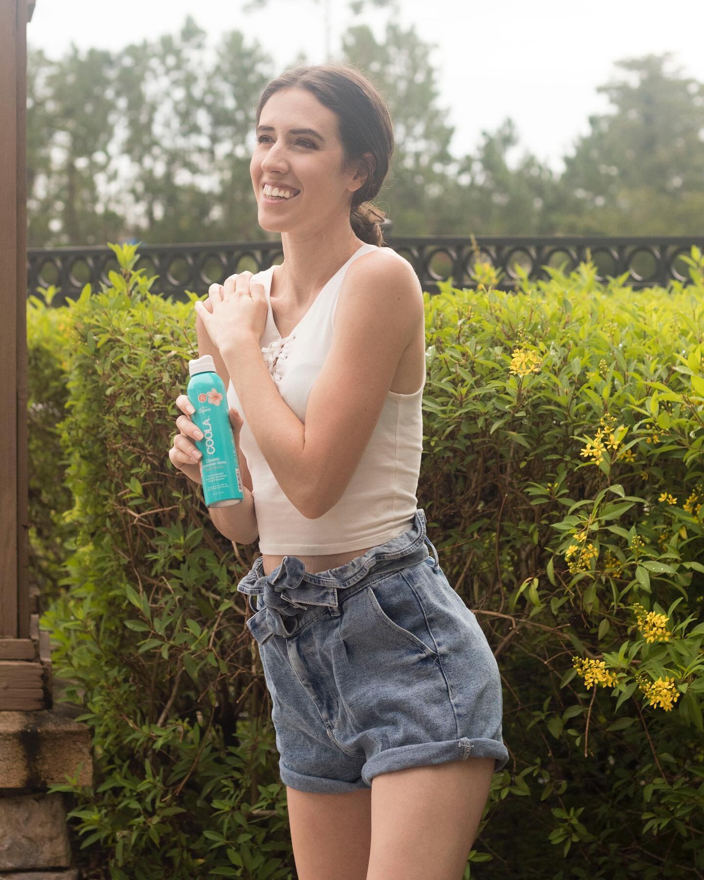 #sponsored I love that this sunscreen from @Coola has an airy peachy scent and maximum protection for your skin from the sun. It feels super lightweight and I know that I&rsquo;ll be using it at the pool and beach daily now that I live in Florida. Yo