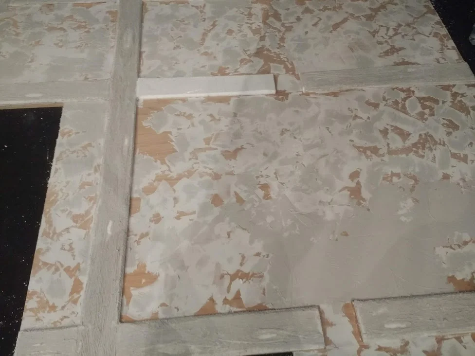  Adding a plaster texture on the wall and a wood grain on the planks using joint compound 