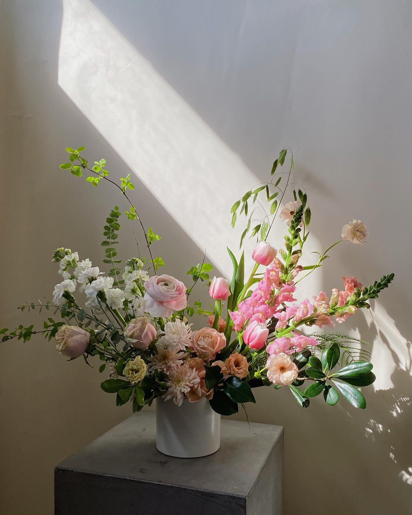 What&rsquo;s better than a sunny Sunday? In my opinion, not too much - so get outside (safely) and enjoy it before the rain clouds reappear.... 🌸✨🌷
⠀⠀⠀⠀⠀⠀⠀⠀⠀
Swipe to see a close up of this soft pastel arrangement designed earlier this week. This c