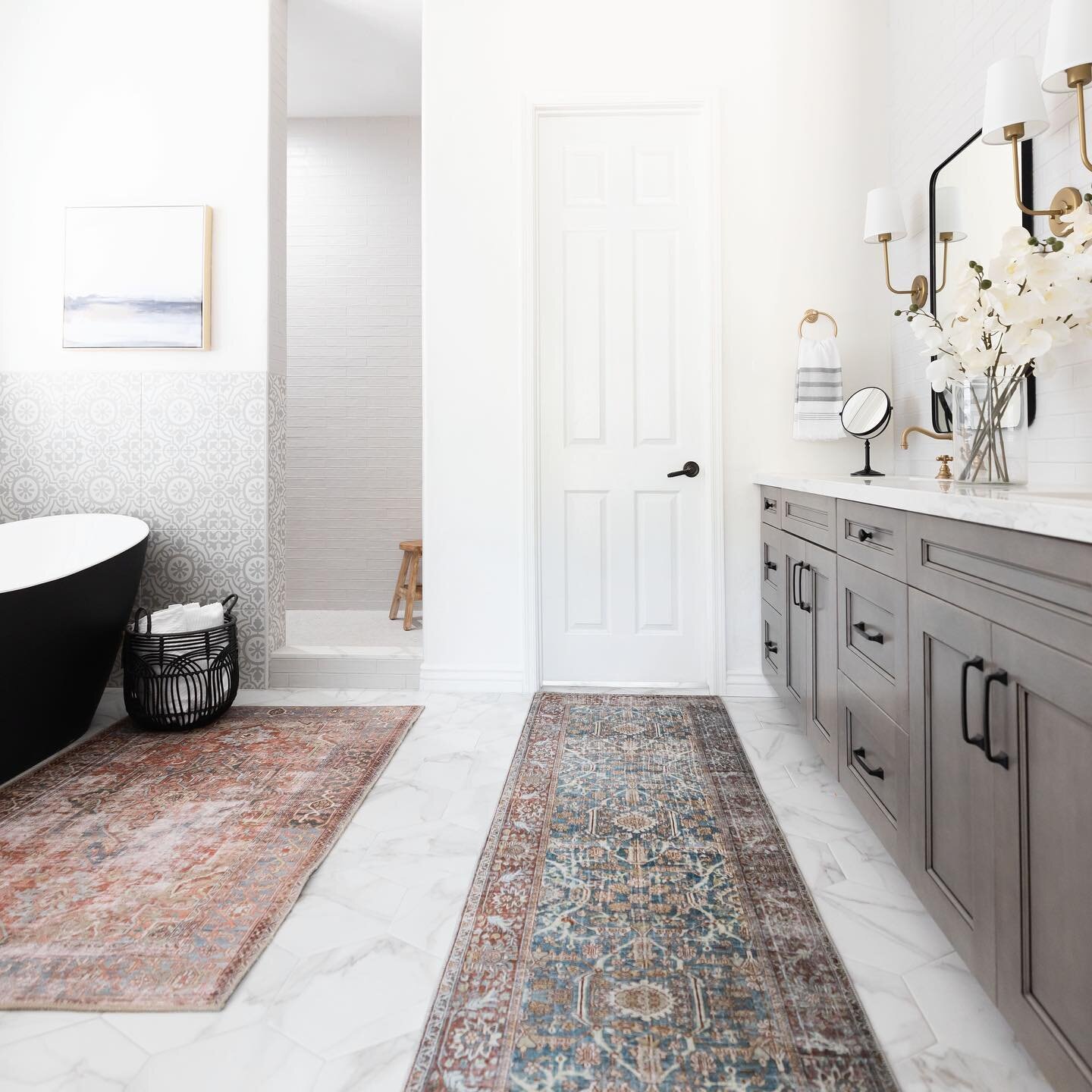 Welcoming the weekend with this cozy primary bathroom we recently completed for our client in #desertridge. Photography @lifecreated