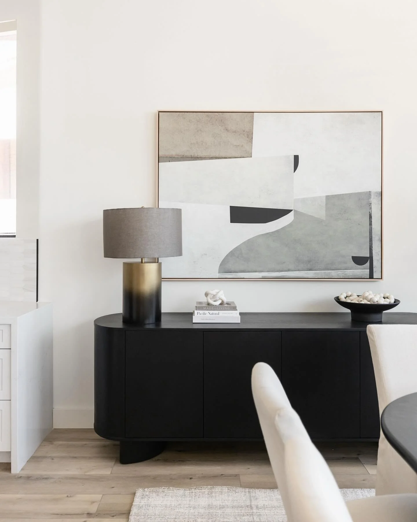 Gather in style where warmth meets modern elegance. This dining space pairs natural textures and minimalist artwork, creating an inviting atmosphere perfect for lingering meals and conversations. #WarmModern #DiningRoomDesign #MinimalistArt #CasualEl