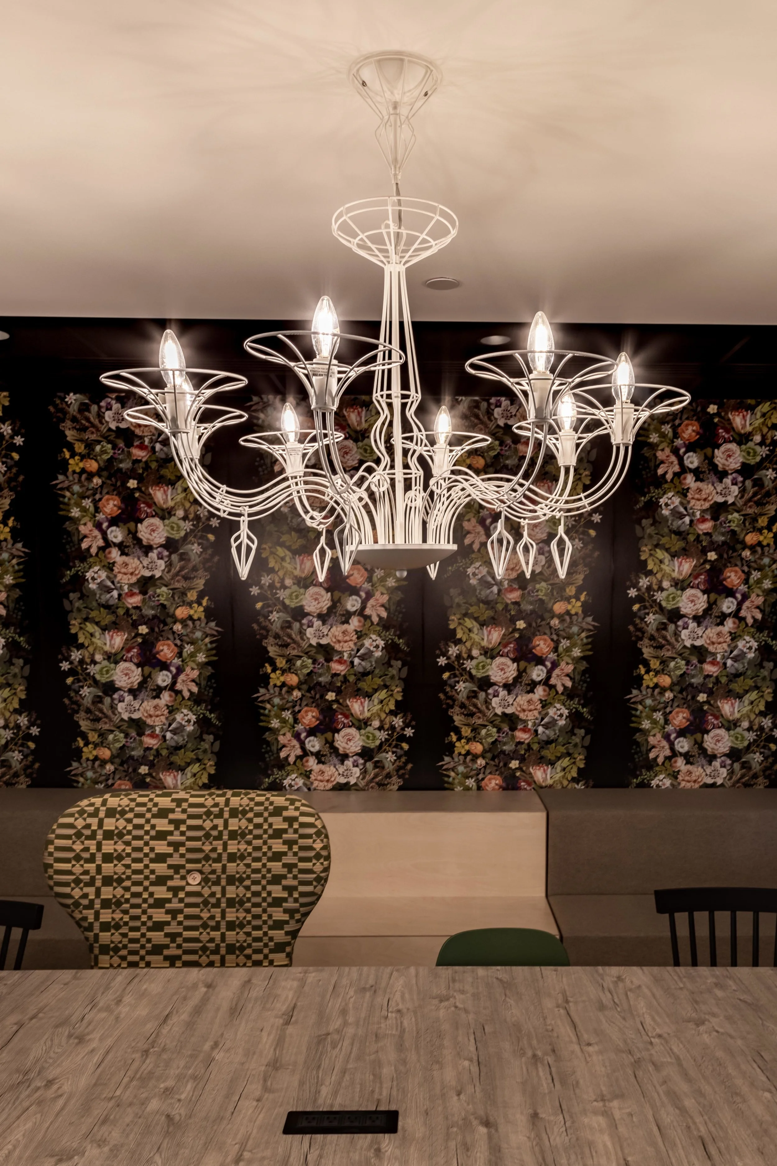 Uplight Group Metalux collection, Dedalo 8A chandelier