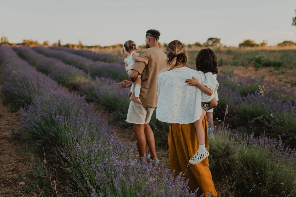 famille-dans-les-lavandes-lifestyle.webp
