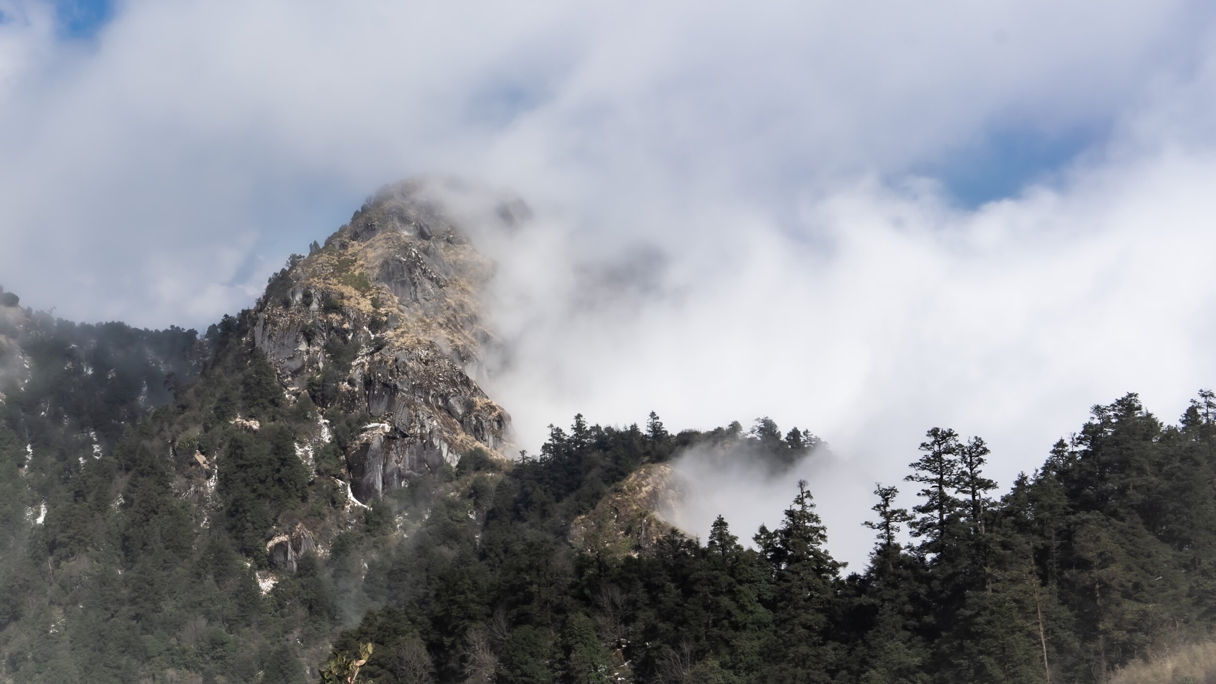  A sub-summitof Mahabharat in the clouds.&nbsp; 