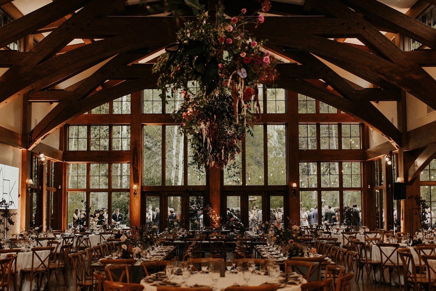 The great outdoors. The great indoors. A wide view of the details for 200 on a leafy (not snowy) day in Vail.⁠
&mdash;&mdash;&mdash;&mdash;&mdash;&mdash;&mdash;&mdash;⁠
everyone will be there by @kenzandnick⁠
&mdash;&mdash;&mdash;&mdash;&mdash;&mdash