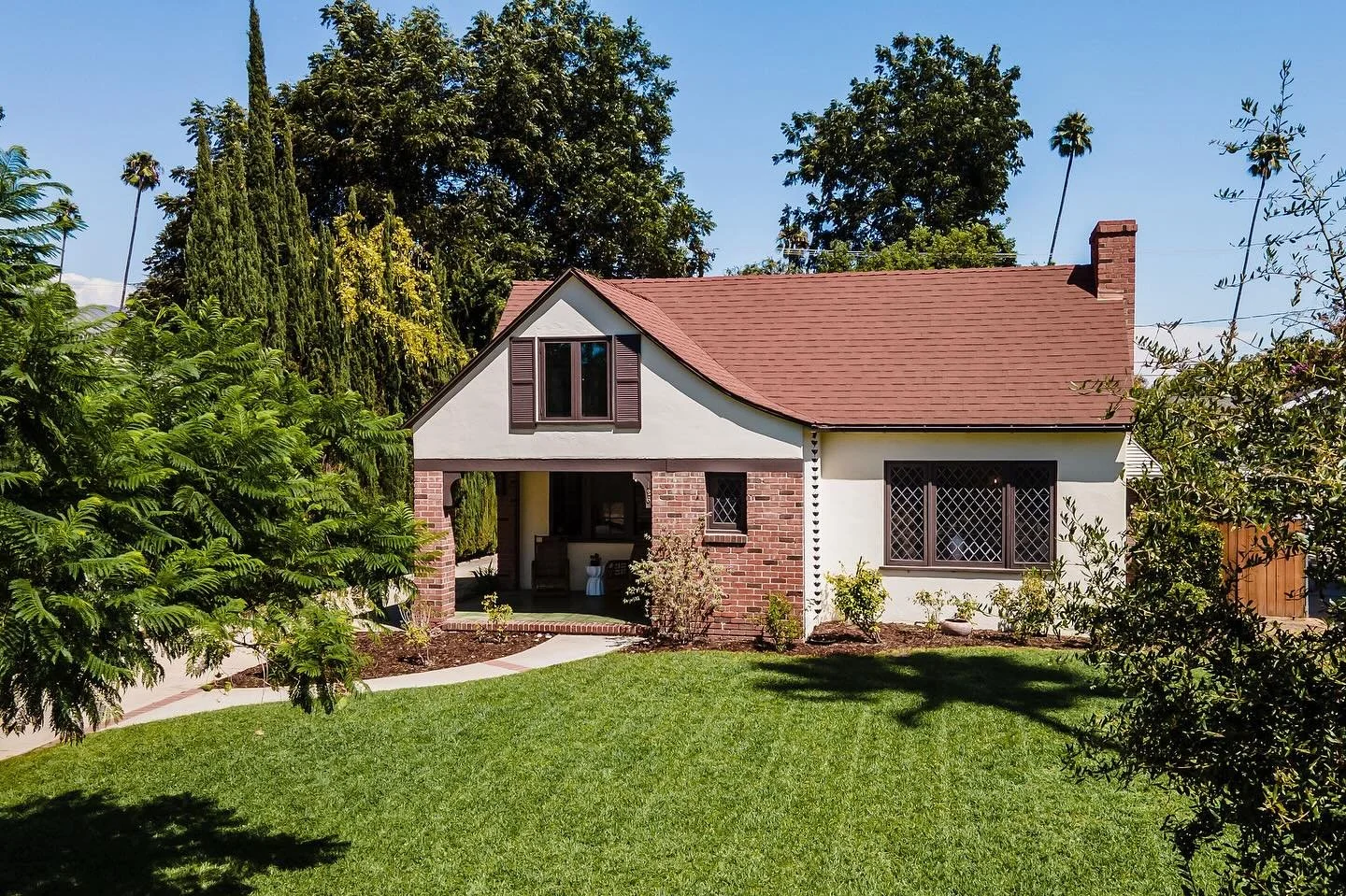 JUST SOLD 🦚 We&rsquo;re so happy for our incredibly sweet clients who recently got engaged and just closed on their dream home in Pasadena, just in time for the holidays. All the stars aligned on this one. Thanks @tira.and.melanie for being so great