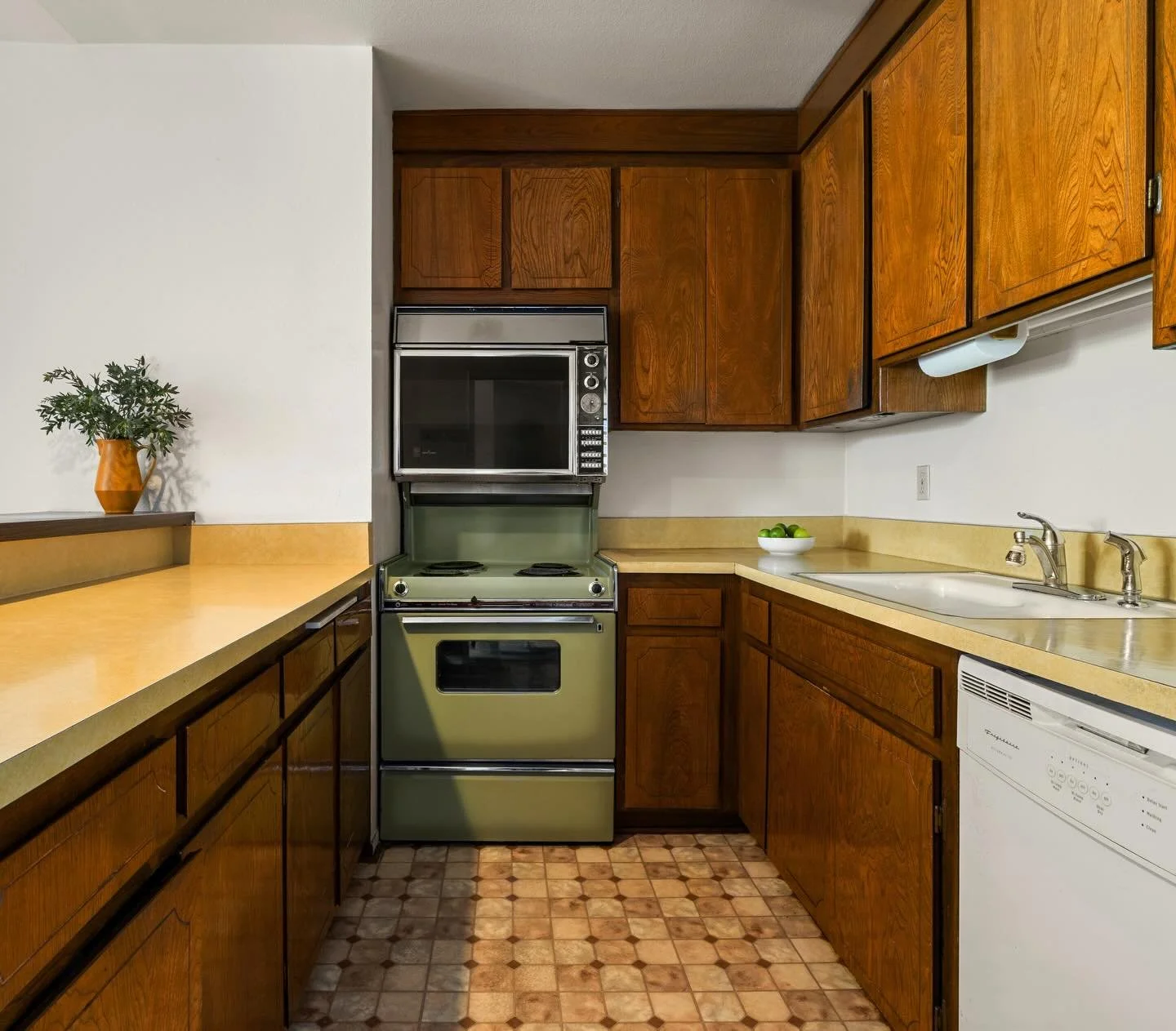 JUST LISTED 🪩 70&rsquo;s time capsule in Westwood. This 2 bedroom / 2 bath top floor unit is ready to be reimagined. Listed for $825,000.