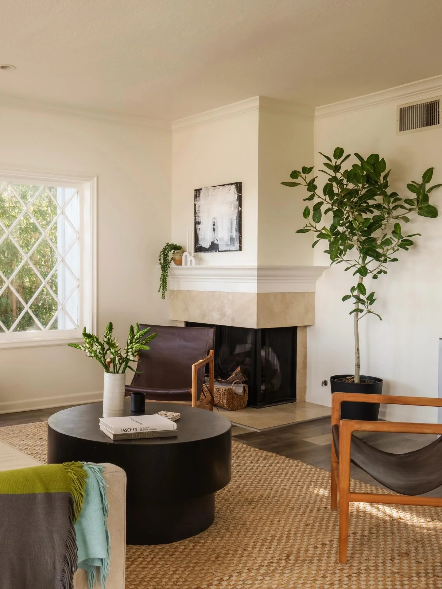 Just listed 🌆 Perched above the iconic Sunset Strip in the heart of West Hollywood, this beautifully updated 2-bedroom + den, 2-bath residence offers sweeping city and ocean views paired with a rare sense of privacy and calm.

2 beds + 2 baths + den