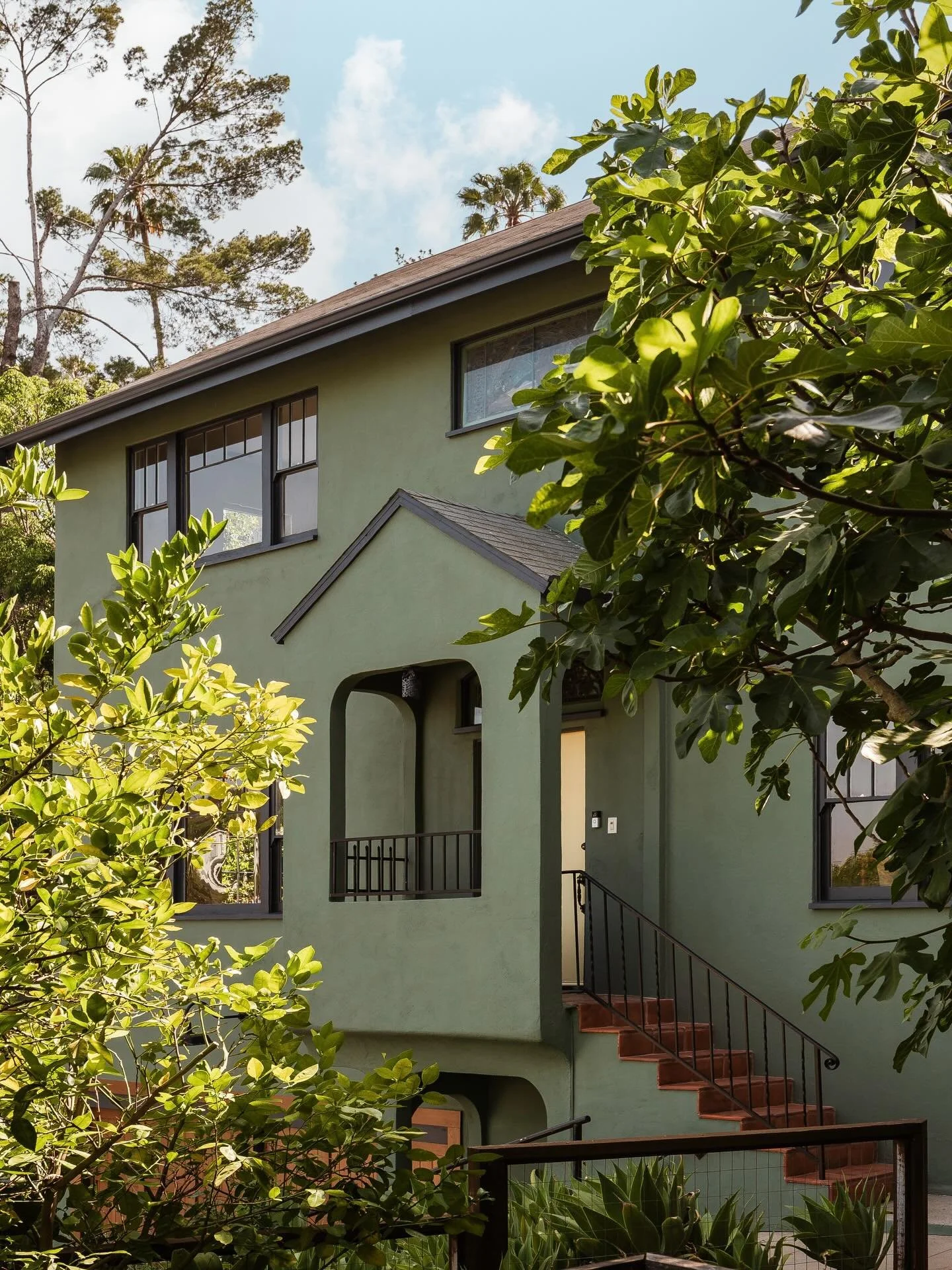 Just Listed 🌿 Tucked away on a quiet cul-de-sac in Silver Lake, this stately traditional residence offers rare privacy, expansive grounds, and a lifestyle that feels both elevated and effortlessly California.

2615 Ivan Hill Terrace 
4 beds + 3 bath