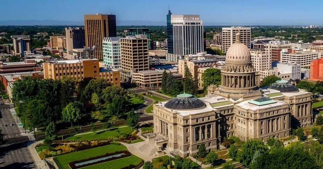 Did you know that Boise's median home price has nearly doubled over the past 5 years? 🤯 

The housing market is booming! The average amount of time that a home has been on the market in Boise as of March 2021 is 4 days. How wild is that?! 

Having a