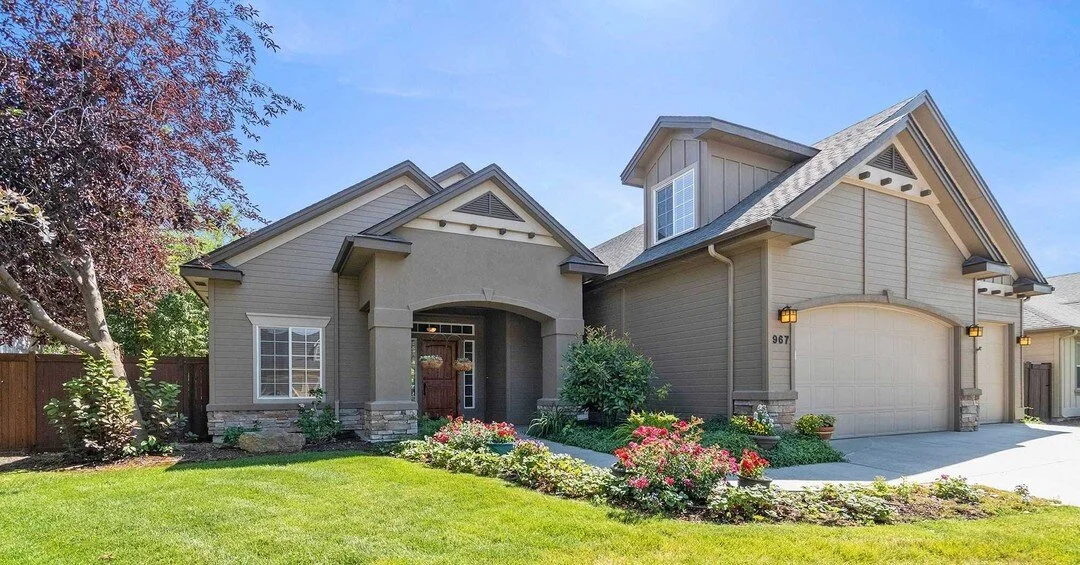 NEW LISTING! 🏠🥳 

📍 967 W Barrymore Drive in Meridian

🌟 OPEN H OUSE TODAY 4:00-6:00 PM 🌟 

You will absolutely fall in love with this spacious home, situated on a large lot in the Paramount neighborhood! 

Upon entry, warm touches of wood trim 