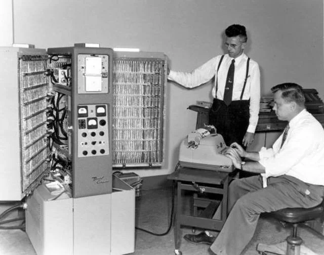 Un ordinateur dans les années 1950, cf history of computers .