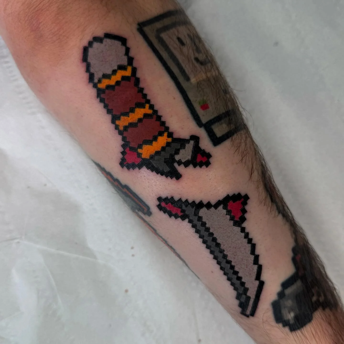Pixelated Dagger for Ryan yesterday, adding to his collection of pixel tattoos we&rsquo;ve been working on. Such a fun piece to work on, thanks mate! All the best in Japan 🇯🇵 
&bull;
Made w/ @butterluxe_uk @killerinktattoo 
&bull;
#pixeltattoo #pix