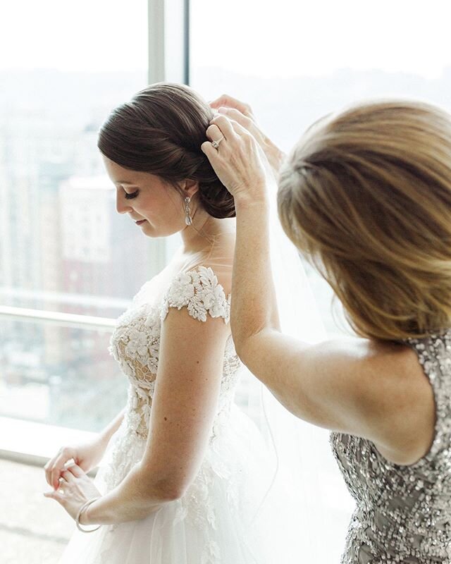 Finishing touches... @nicoleelliisse .
.
.
.
Photo | @meganleephotographypa 
Hair | @hairbywendyvario 
Mua | @emily_artistry 
Venue | @fairmontpittsburgh .
.
.
#igdaily #mua #makeupartist #pghmua #pghmakeupartist #pittsburghmua #pittsburghbridalmakeu