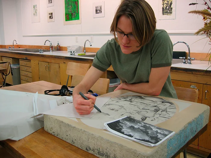 Emmy Lingscheit drawing on a lithographic stone
