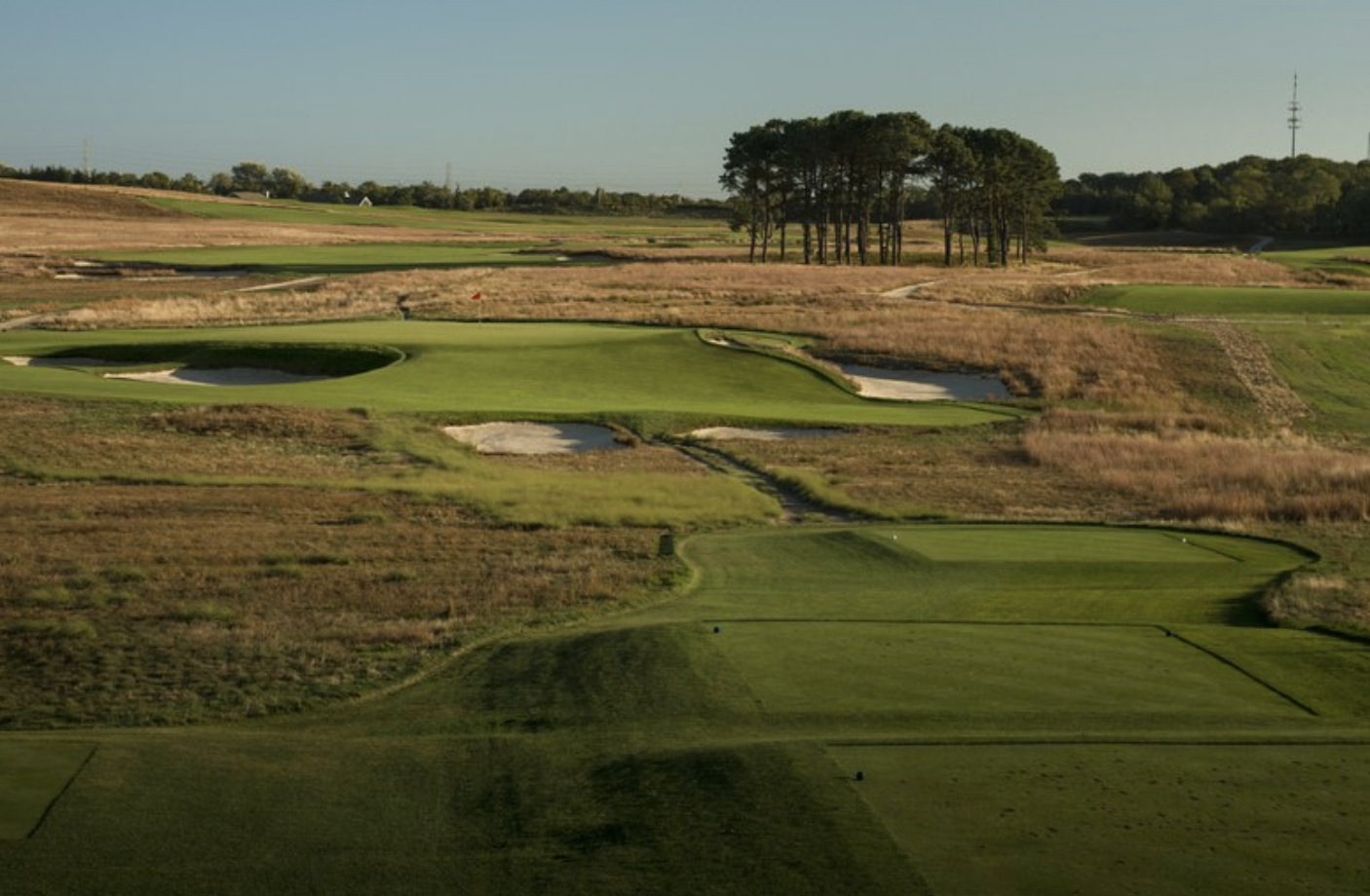 Dom Furore's Golf Digest image of the Redan makes it easier to visualize how much better the hole would play from the left.