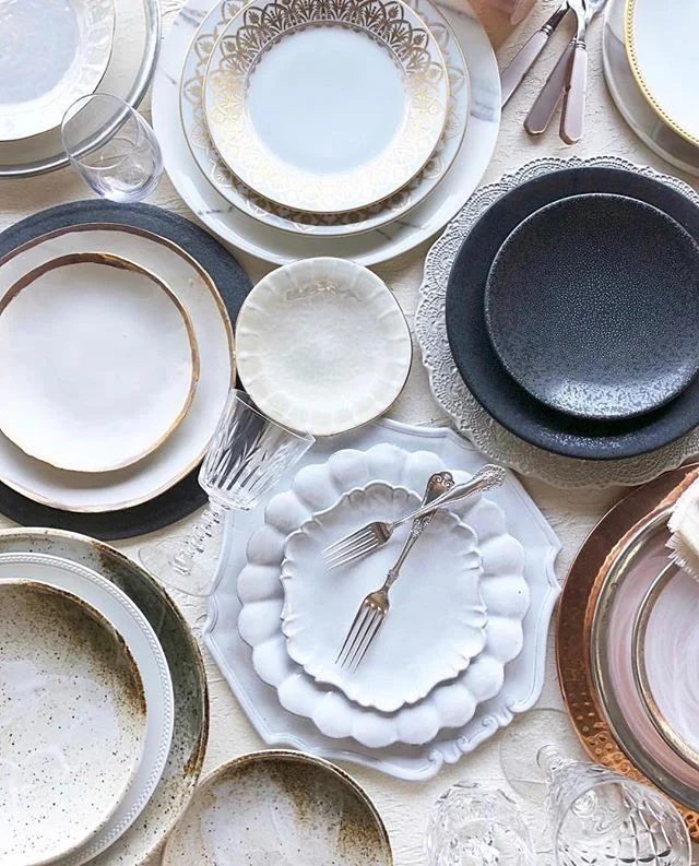 Hi pretty! 😙 We are batting our eyelashes at this gorgeous shot from our friends over @theark_ . We just love mixing all the textures and colors when it comes to tabletop. Do you have a favorite tabletop look?