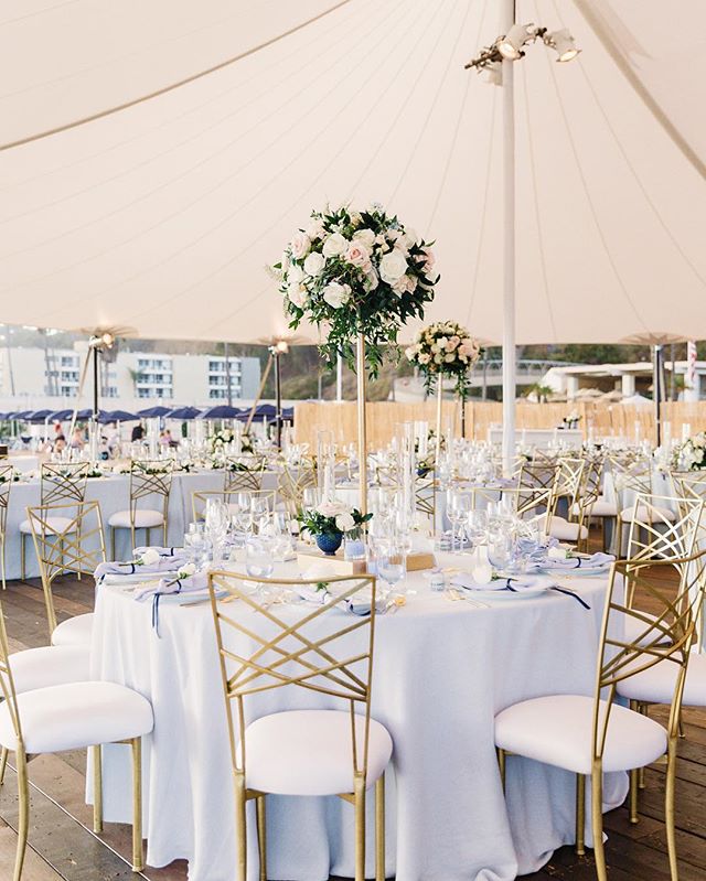 Just a soft breeze on a beach afternoon under a sailcloth tent. We cannot think of a better way to celebrate a summer wedding!

Photo | @janawilliamsphotos_
Florals | @shawnayamamoto
Tabletop | @casadeperrin
Linens | @latavolalinen
Venue | Jonathan B