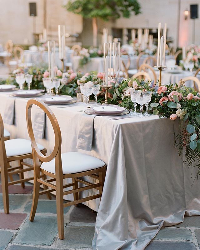 We love cascading florals that replace the idea of a traditional floral centerpiece. It adds such fluidity and dimension to the entire table, don&rsquo;t you think?! (Bonus your guests can easily have a conversation across the table!) Photo | @braedo