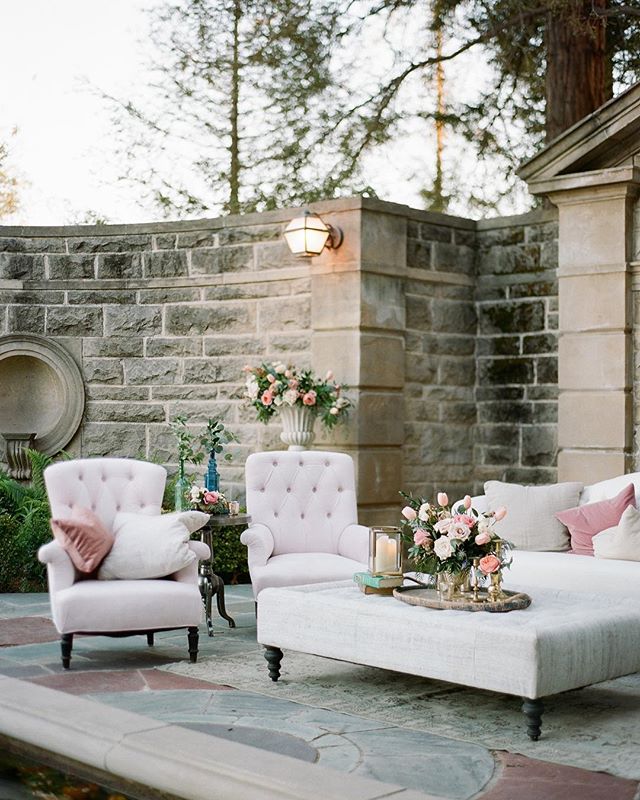 The coziest place to put your feet up after hours of dancing&hellip;or to get through those mid-week feels. 
Photo | @braedonflynn
Florals | @shawnayamamoto
Venue | @greystonemansionbh
Decor | @foundrentals