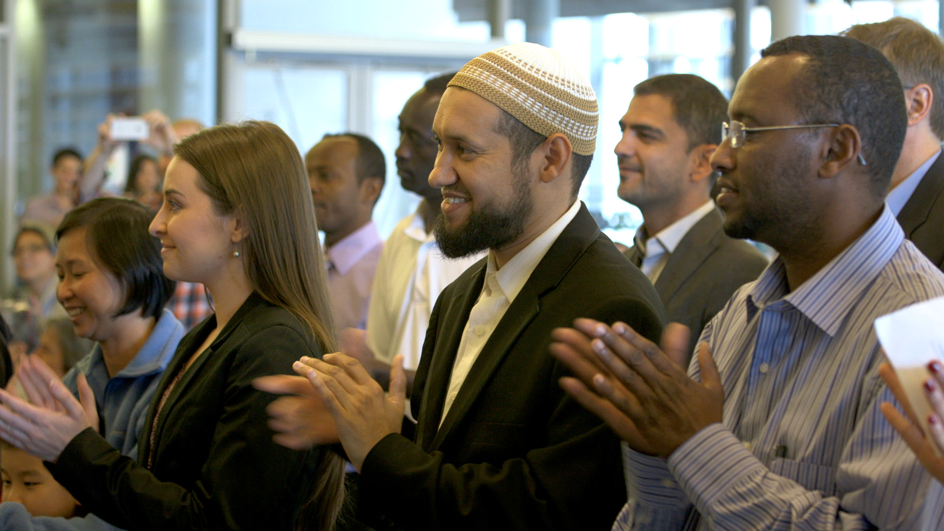 Naturalization_Ceremony_Clapping_AmericanCreed_72dpi.jpg