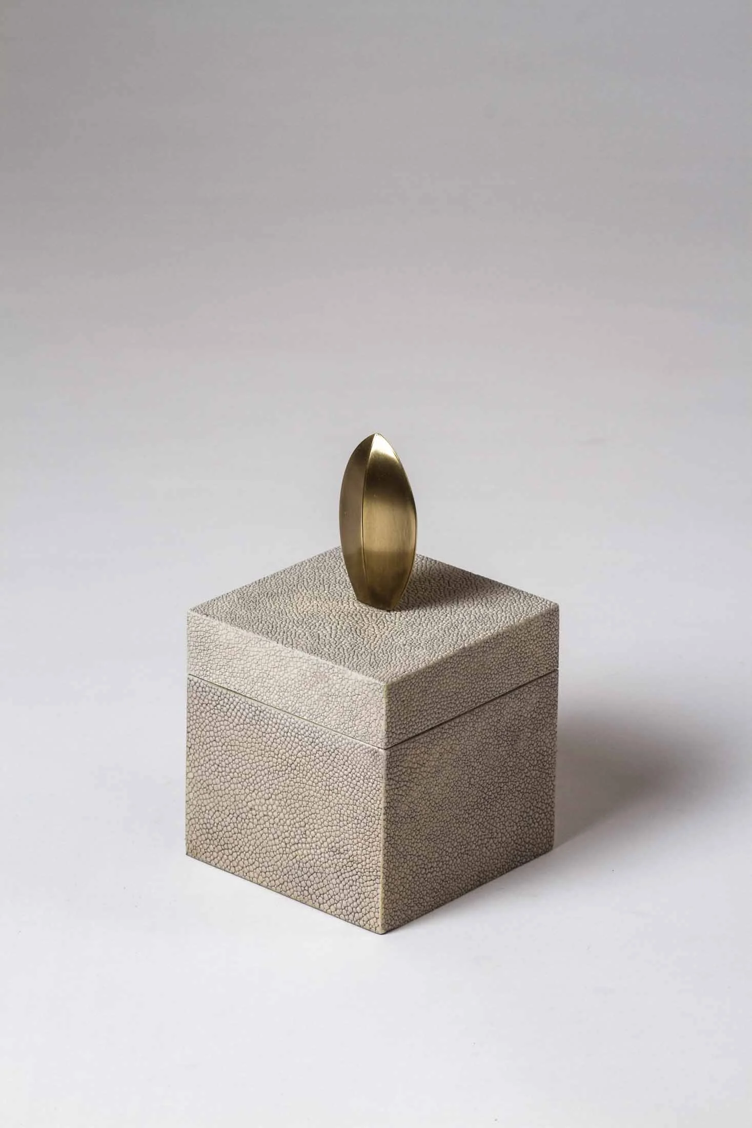 KB09-T-D1-BRG-V3-Product-shop-Kifu-Paris-Texture-Shagreen-Shell-Interior-Tabletop=Decor-Accesories-Furniture.jpg