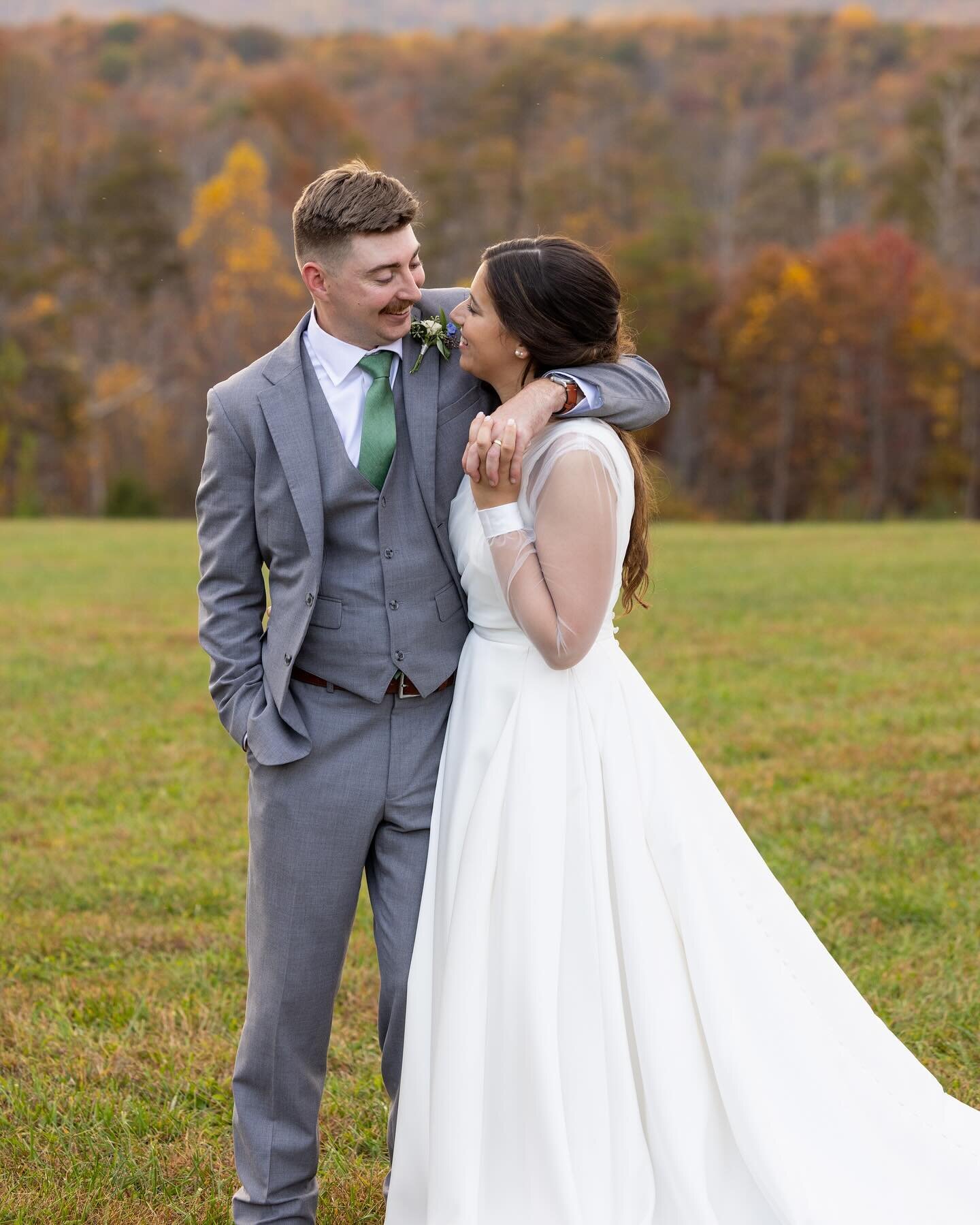 As the trees start to bloom for Spring, we are interviewing with folks planning their Fall weddings! Don&rsquo;t delay on locking in your DJ 🎧 

Captured by @aaronwatsonphotography 
Planning by @anyvent_eventplanning 
Venue @rockfishranch 
Ceremony 