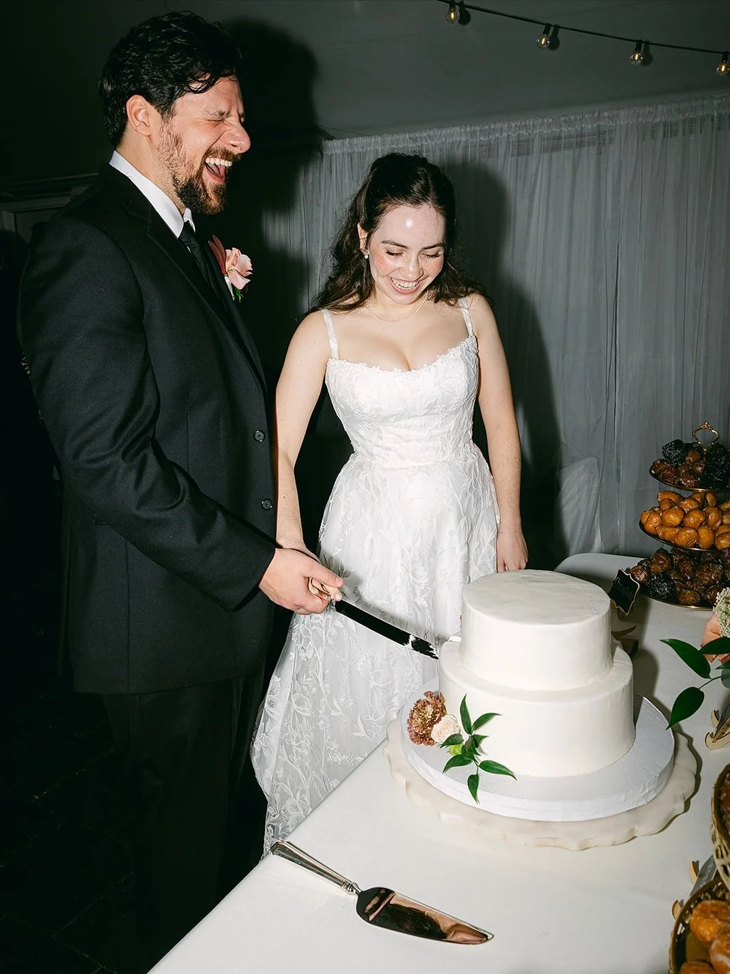 Changing leaves, golden light and huge smiles: another perfect Fall wedding at @mankinmansion 

💍 From the stunning gown from @urbansetbride to the perfect beats from yours truly, every moment danced with romance. 🎶 

Congrats N + D 

Captured by @