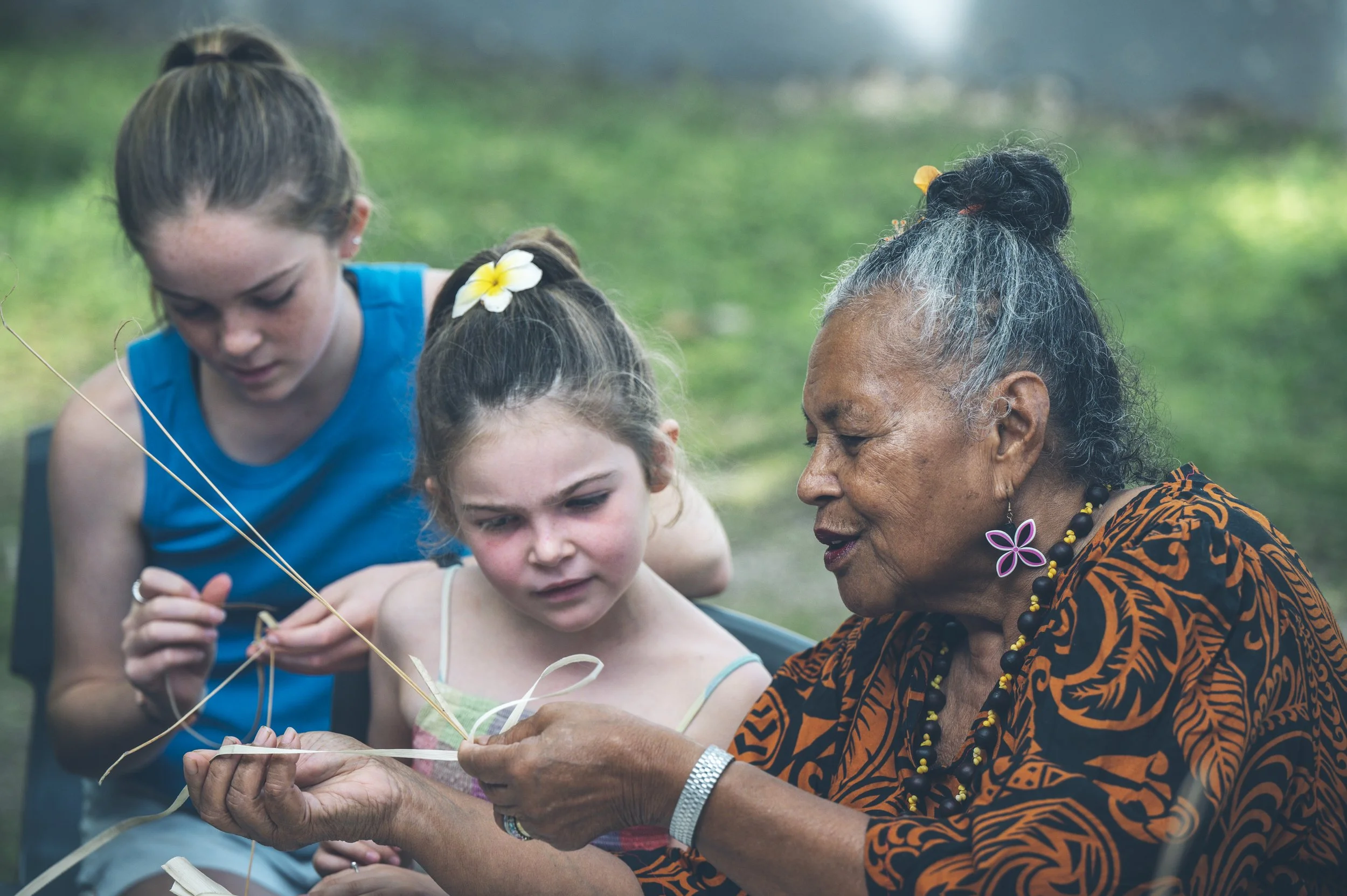 611063-weaving_kids_-niue.jpg