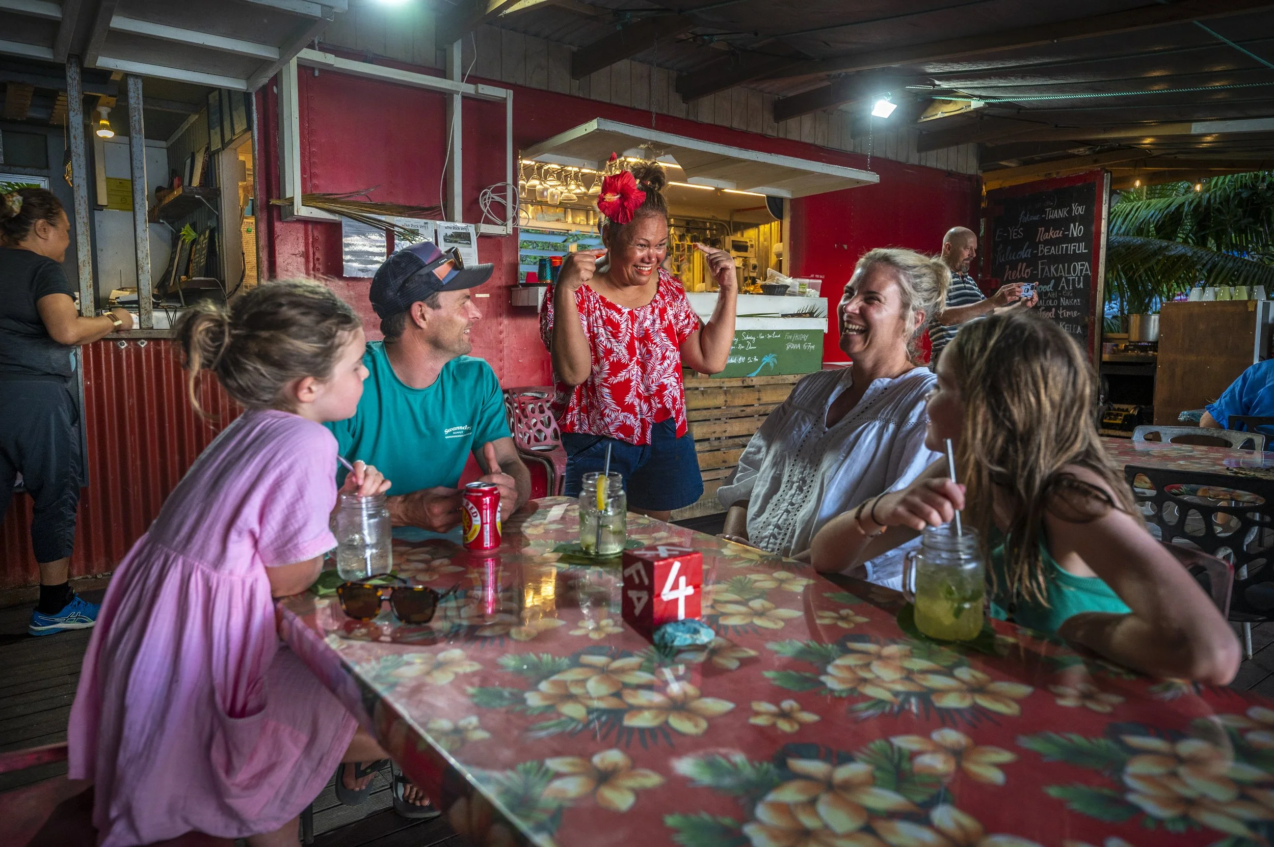 611037-family_dinner_hio_cafe_niuean_host_niue.jpg