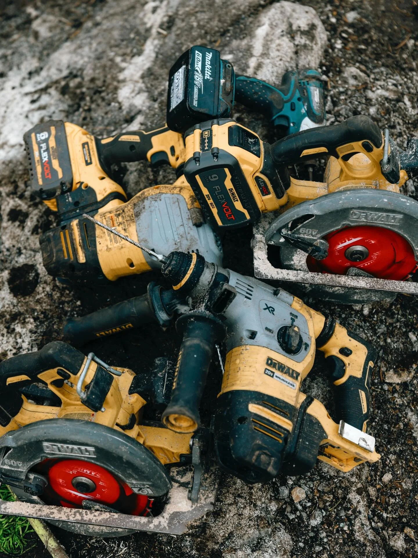 Get your forms stood. Get your structures braced. Keep your tools clean and dry. 
Because Santa Claus is coming! 🌲 🎅 

[2/3]