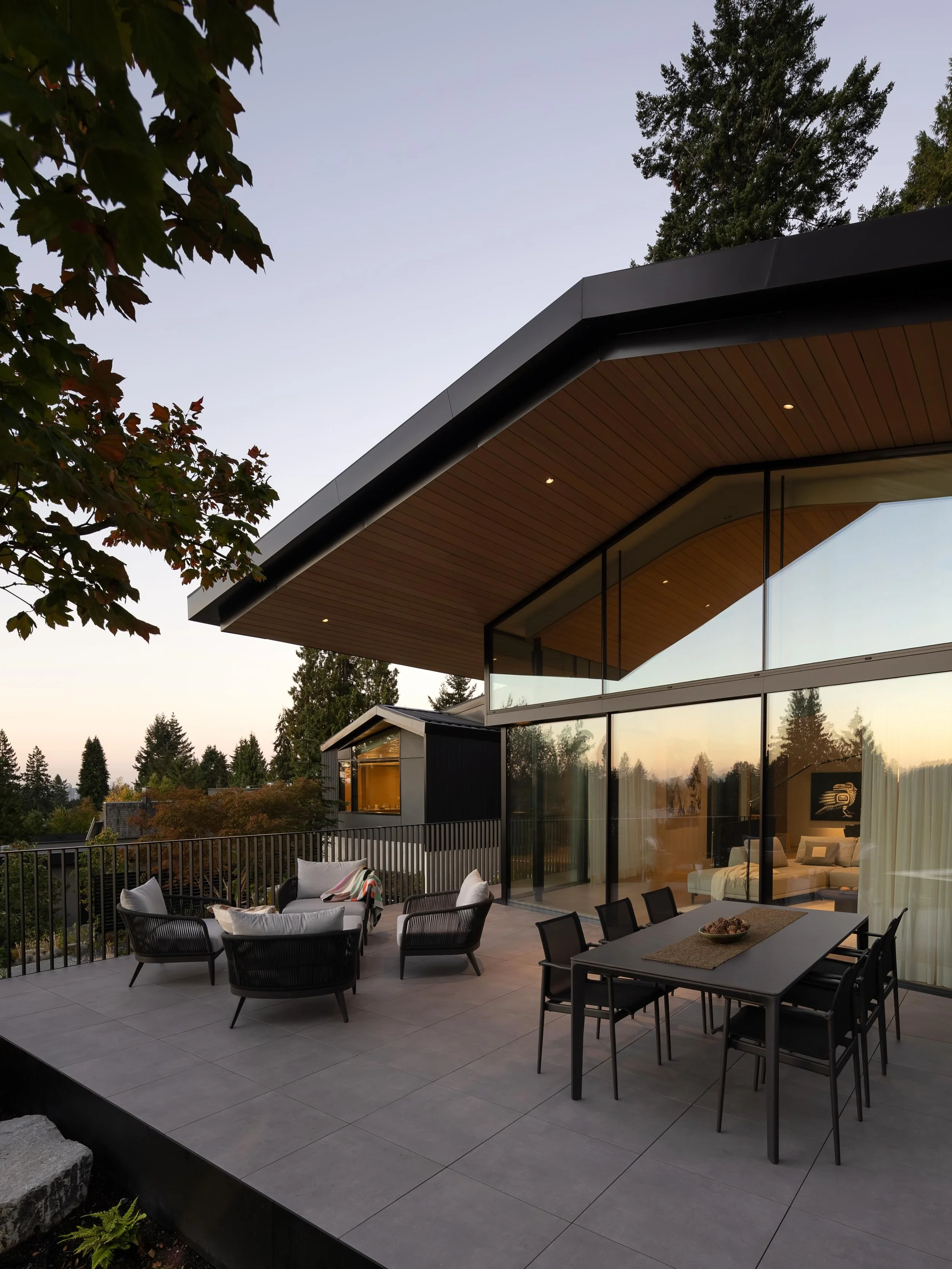 The  patio areas at the Sunny House are a vibe. Make yourself a cool drink and engage summer mode. 😎
Incredible architecture by @battersbyhowat
Flawless photos by @emaphotographi

[2/3]