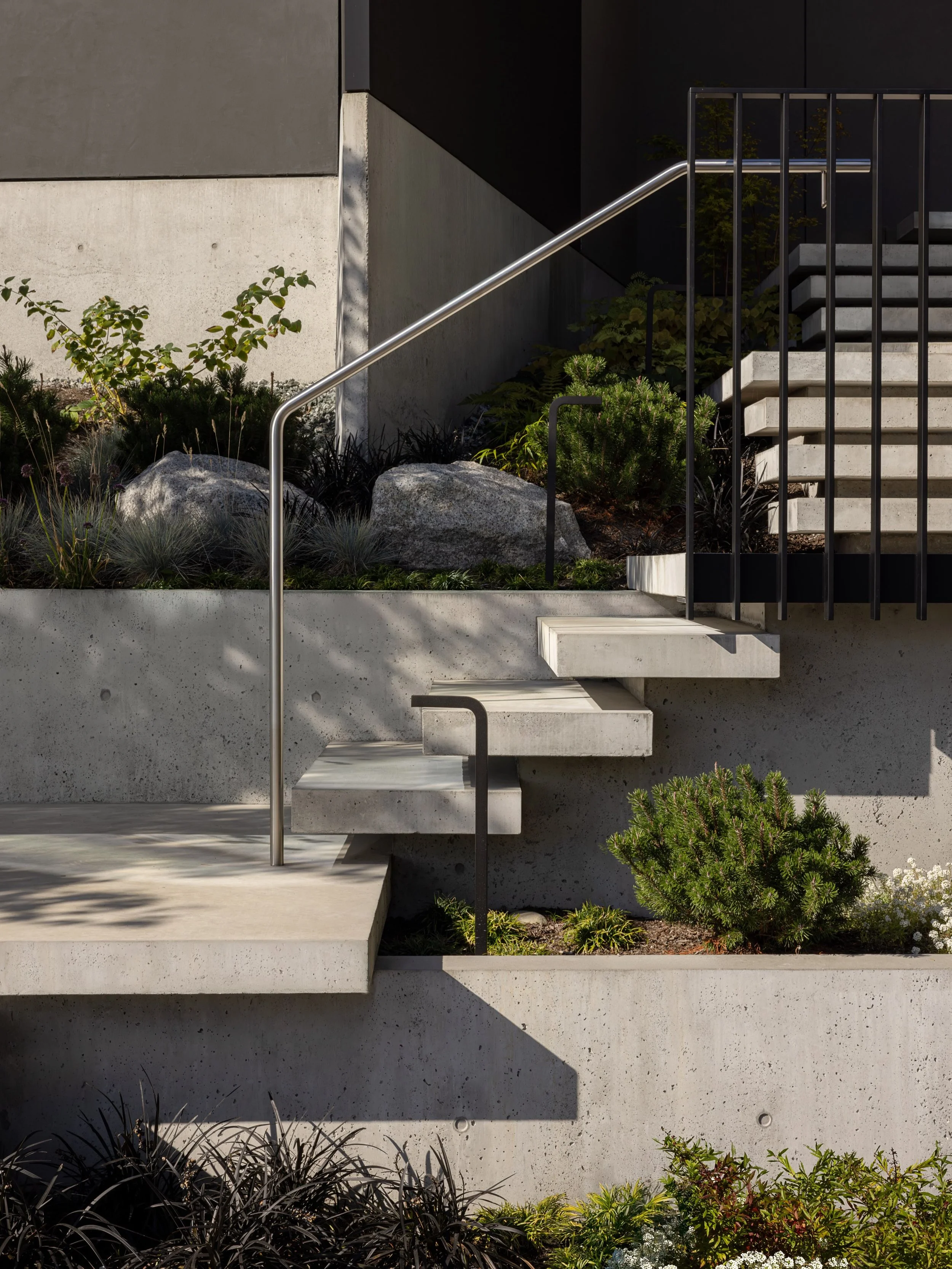 The softscape/hardscape combinations guiding you to the Sunny house entryway make you feel like taking a breath and saying &ldquo;I&rsquo;ll catch up with you in a minute or ✌🏼&rdquo;

Architect @battersbyhowat
Landscaper @demersdave
Photos @emaphot
