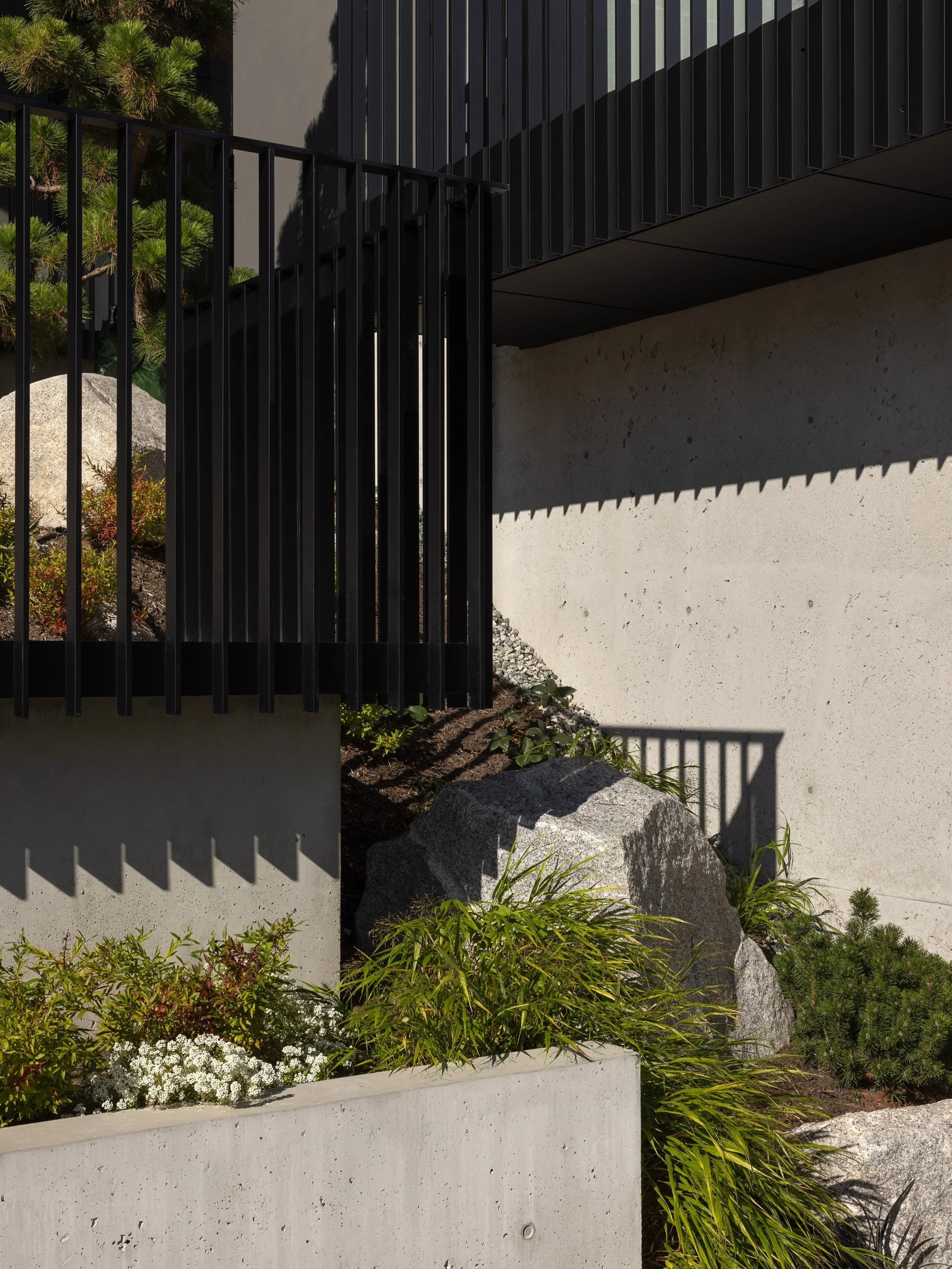 The softscape/hardscape combinations guiding you to the Sunny house entryway make you feel like taking a breath and saying &ldquo;I&rsquo;ll catch up with you in a minute or ✌🏼&rdquo;

Architect @battersbyhowat
Landscaper @demersdave
Photos @emaphot