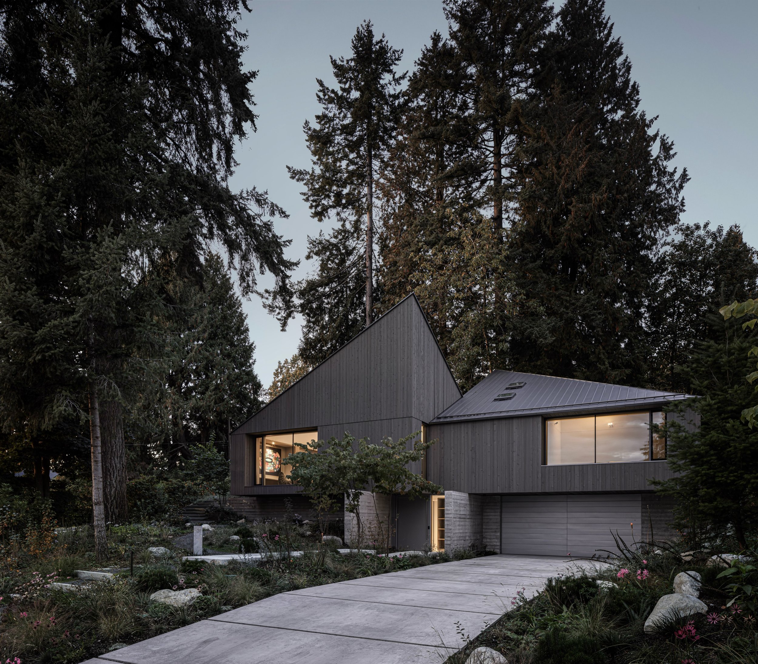 Nestled amongst nature, the Twin Peaks House has 100+ foot tall deciduous trees as its guardians. Between the natural surroundings and the unbelievably unique design, this home blends privacy and visual aesthetic perfectly. 👌🏻

Another great collab