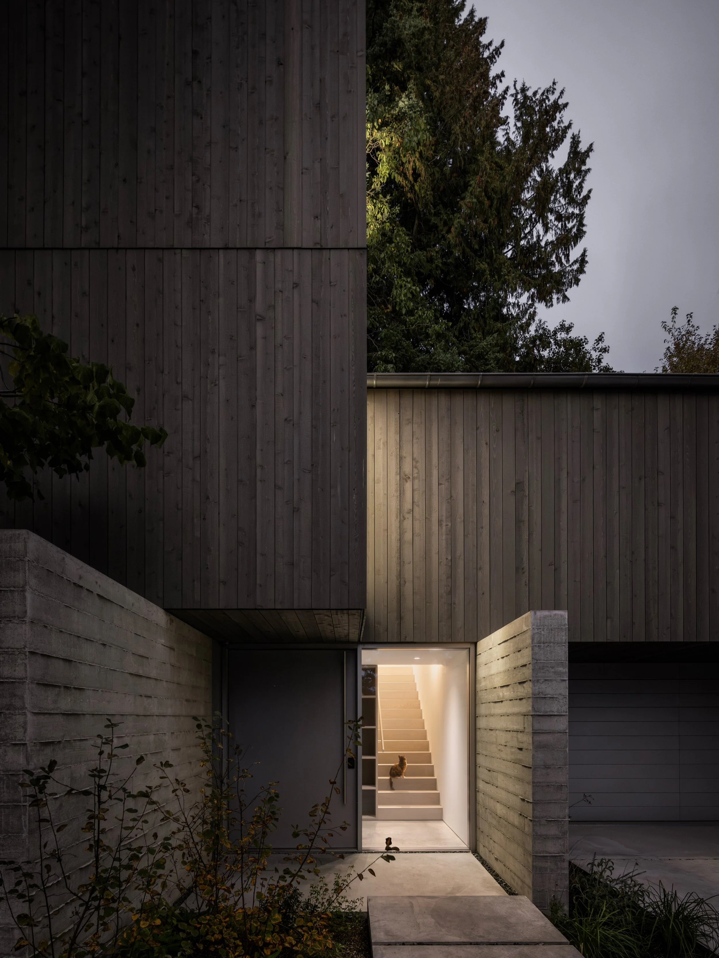 Nestled amongst nature, the Twin Peaks House has 100+ foot tall deciduous trees as its guardians. Between the natural surroundings and the unbelievably unique design, this home blends privacy and visual aesthetic perfectly. 👌🏻

Another great collab