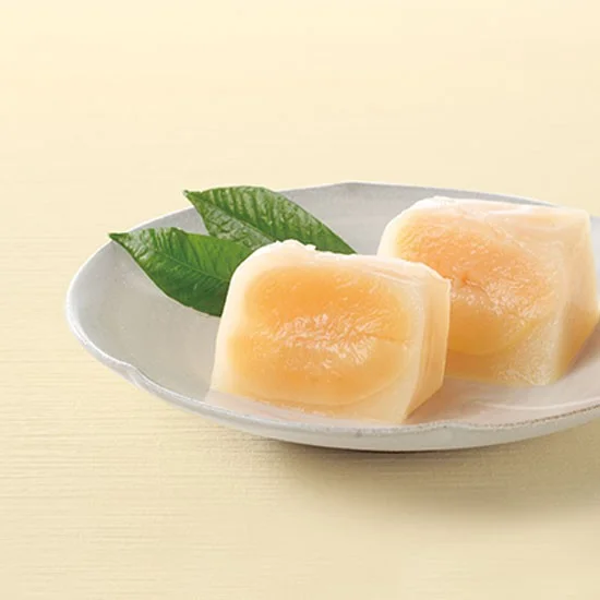 Tousenka: Simply the natural flavor and form of fruit raised in nature. This sweet is made with many different fruits and an entire white peach. The juice is full of a light and sweet aroma and flavor, while the flavor of white peach fills the mouth. This refreshing jelly is made from the beautiful milky white peach and its overflowing juices.