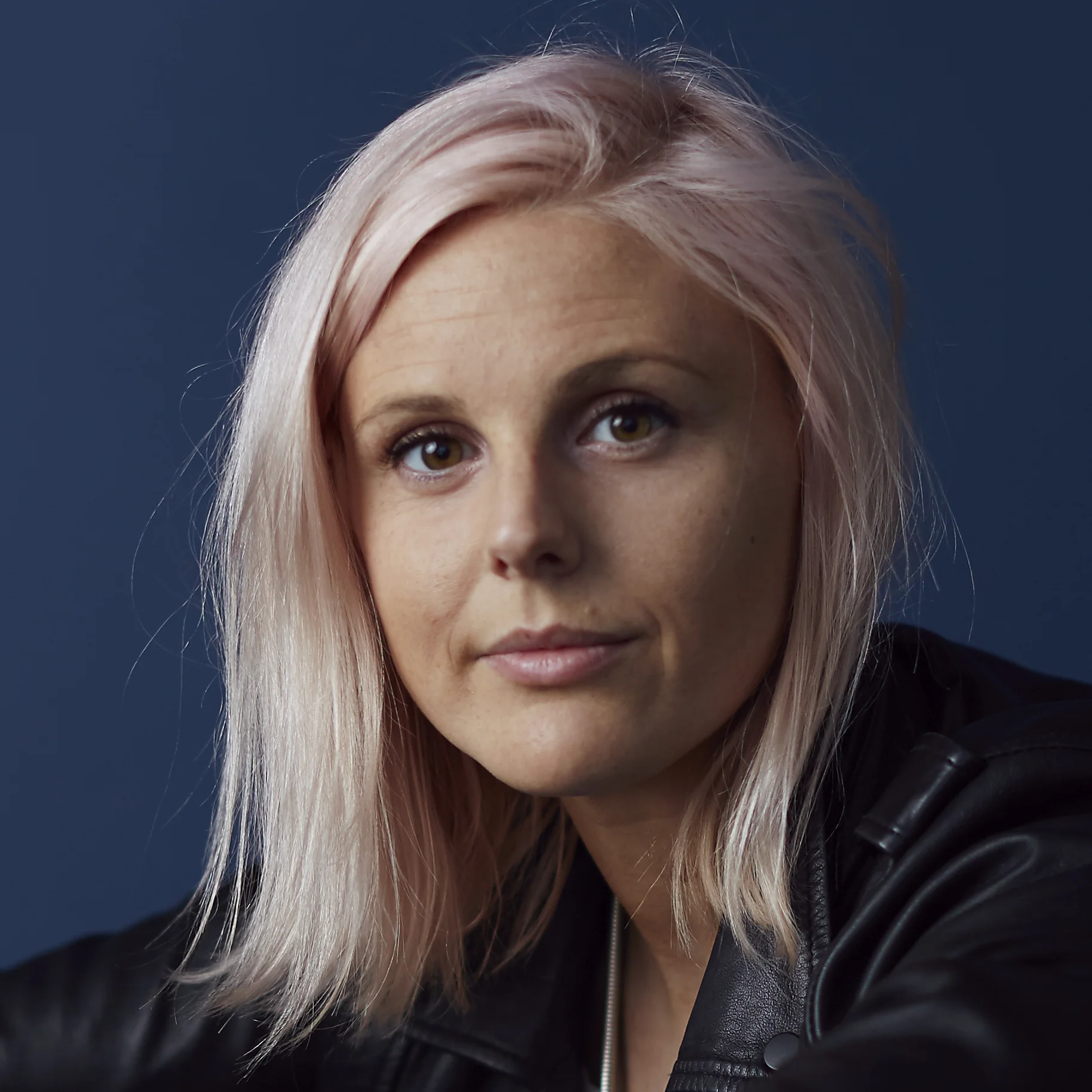Robyn Exton, HER