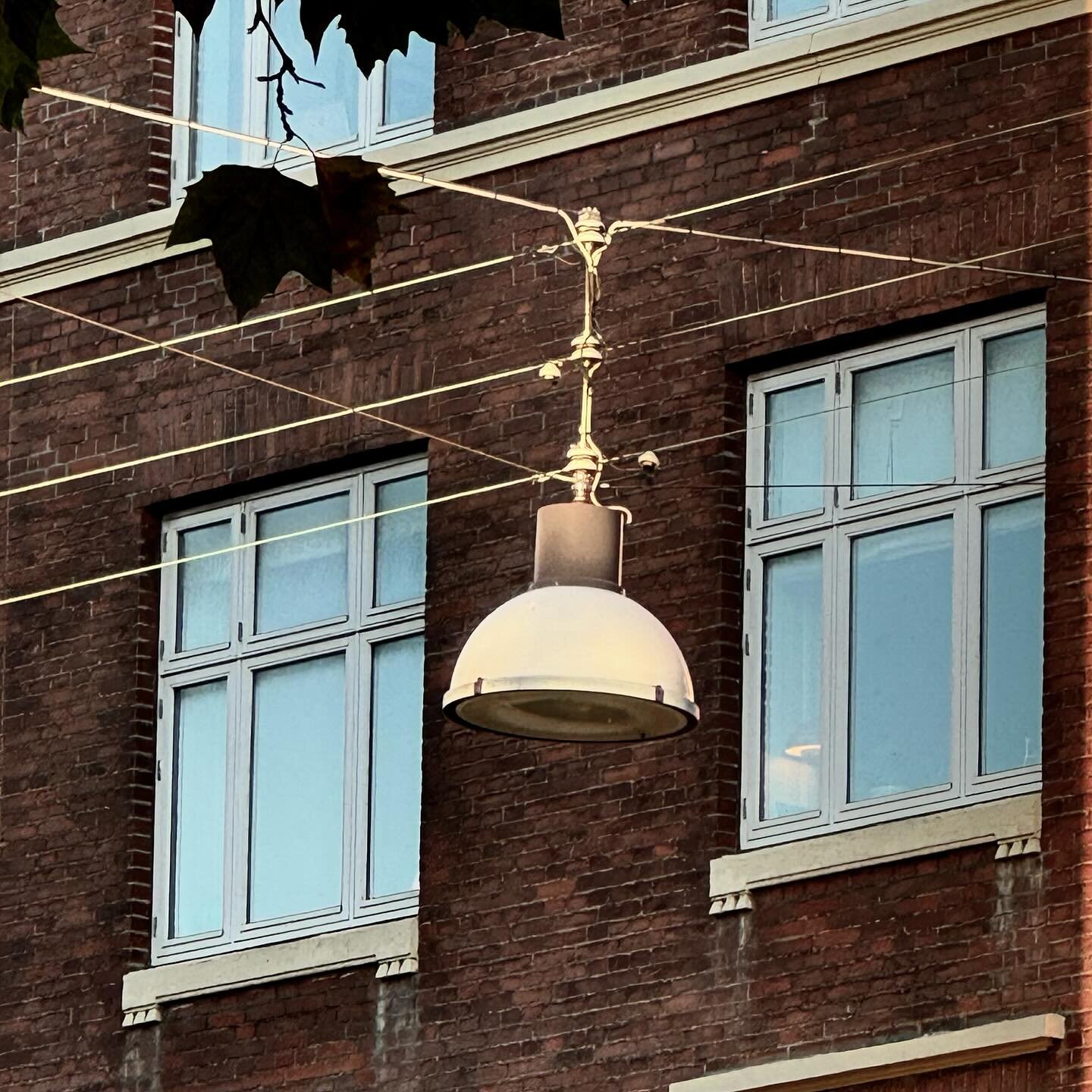 Street lamp &ldquo;ICON&rdquo; designed 1999 for @louispoulsen.professional 
#louispoulsen 
#outdoorlighting