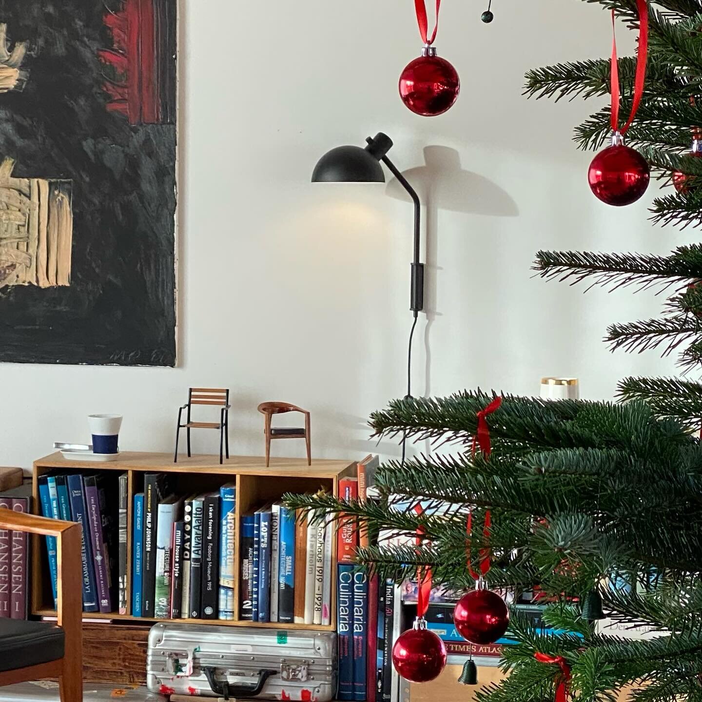 Have designed a lamp for 
Carl Hansen &amp; S&oslash;n, 
Designed in the simplest components
Half circle and cylinder
It creates logic and recognizability
&ldquo;MO310&rdquo;
 
@carlhansenandson 
@carlhansenandson_odense 
#design 
#christmas 
#lamp 
