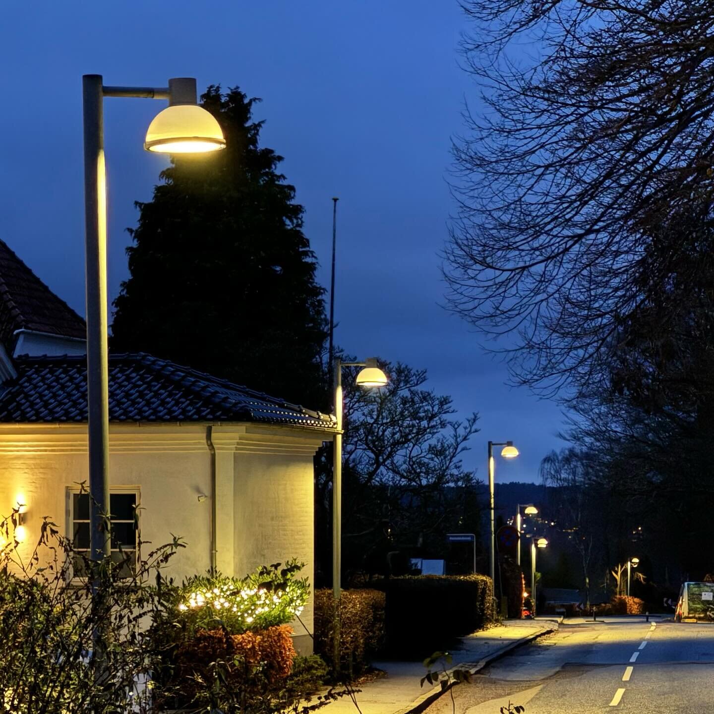 The light&rsquo;s expression of quality 
starts during the day
Proved at night and 20 years ahead 
The first lights of a series 
are established around the queen&rsquo;s castle 
in Fredensborg
The right light provides 
care in public spaces
@louispou