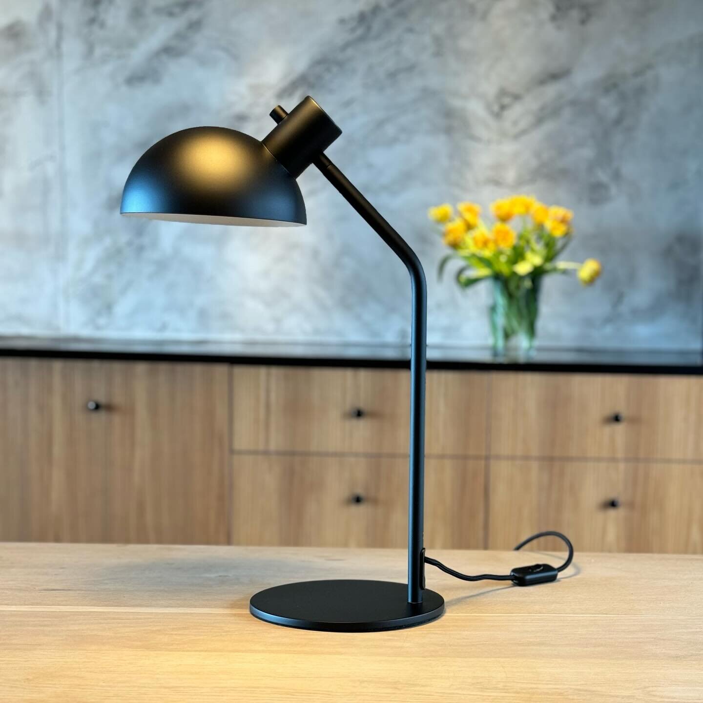 Har t&aelig;nkt og tegnet en lampe
Ideen er logisk og genkendelig
Carl Hansen &amp; s&oslash;n er producent
.
.
@carlhansenandson 
@carlhansenandson.copenhagen 
#madsodg&aring;rd 
#design 
#tablelamp 
#designopject