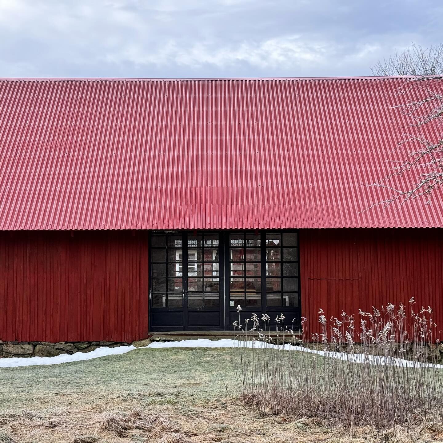 Vores r&oslash;de hus
Er b&aring;de v&aelig;rksted og sommer bolig
#&oslash;deg&aring;rd 
@odgard 
#r&ouml;df&auml;rge
#r&oslash;dthus 
@mettelynghansen 
#tr&aelig;hus 
#sverige 
#madsodg&aring;rd