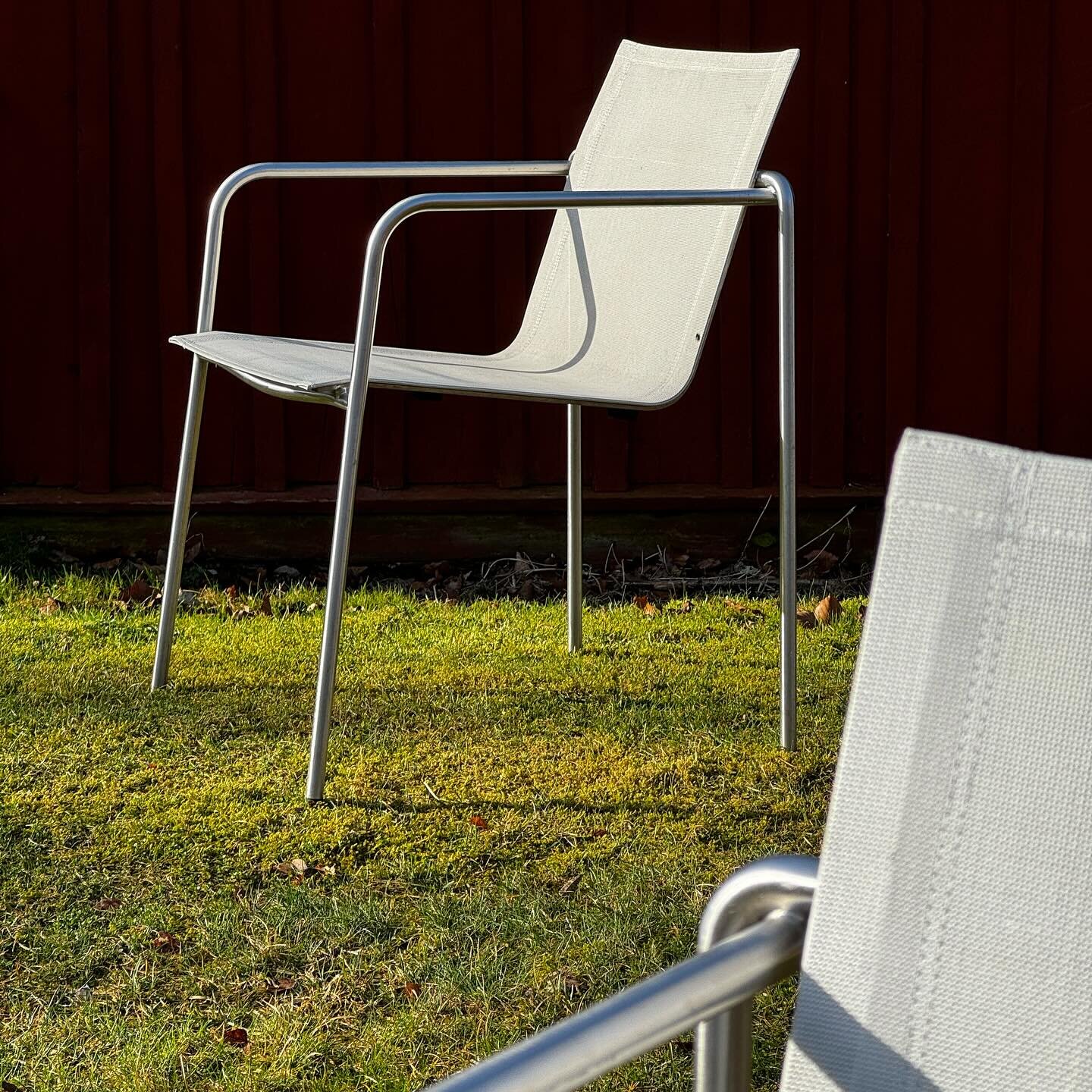 The most simple chair, 
designed for @fischermoebel.
#sveden 
#&oslash;deg&aring;rd 
#odg&aring;rd 
#garden
#gardenlife 
#chair 
#dwell 
#glimakra 
#truedatorp