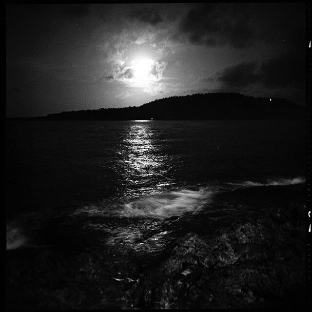 .
J75
#light #reflection #sea #soothing #blackandwhitefilm #rolleiflex #rollei_analog #bnwphotography #filmphotography #group6x6 #mediumformat #bnw_demand #bnw_rose #blancnoir2 #bnwmagic #bnw_lightandshadow #bnwzone #believeinfilm #fineartphotography